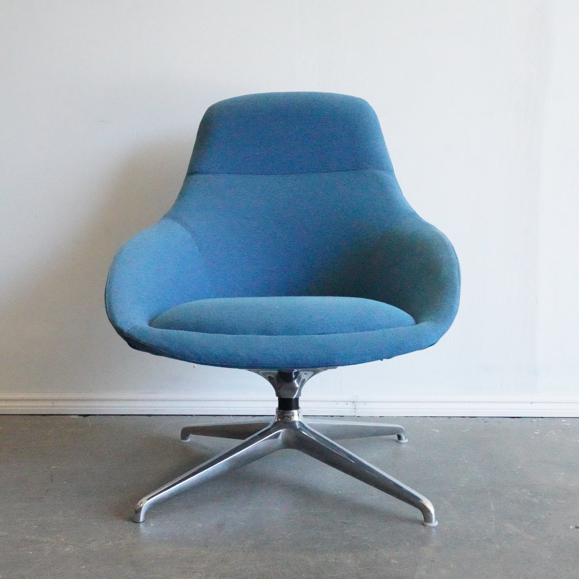 Herman Miller Naughtone Always Swivel Lounge chair