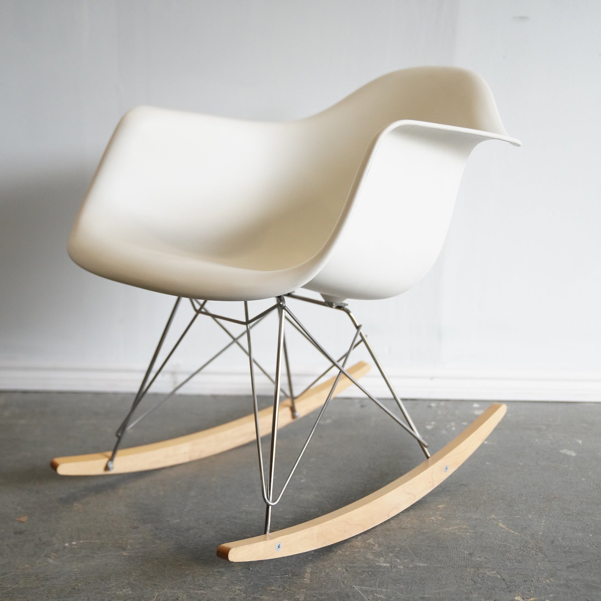 Eames molded discount plastic rocking chair