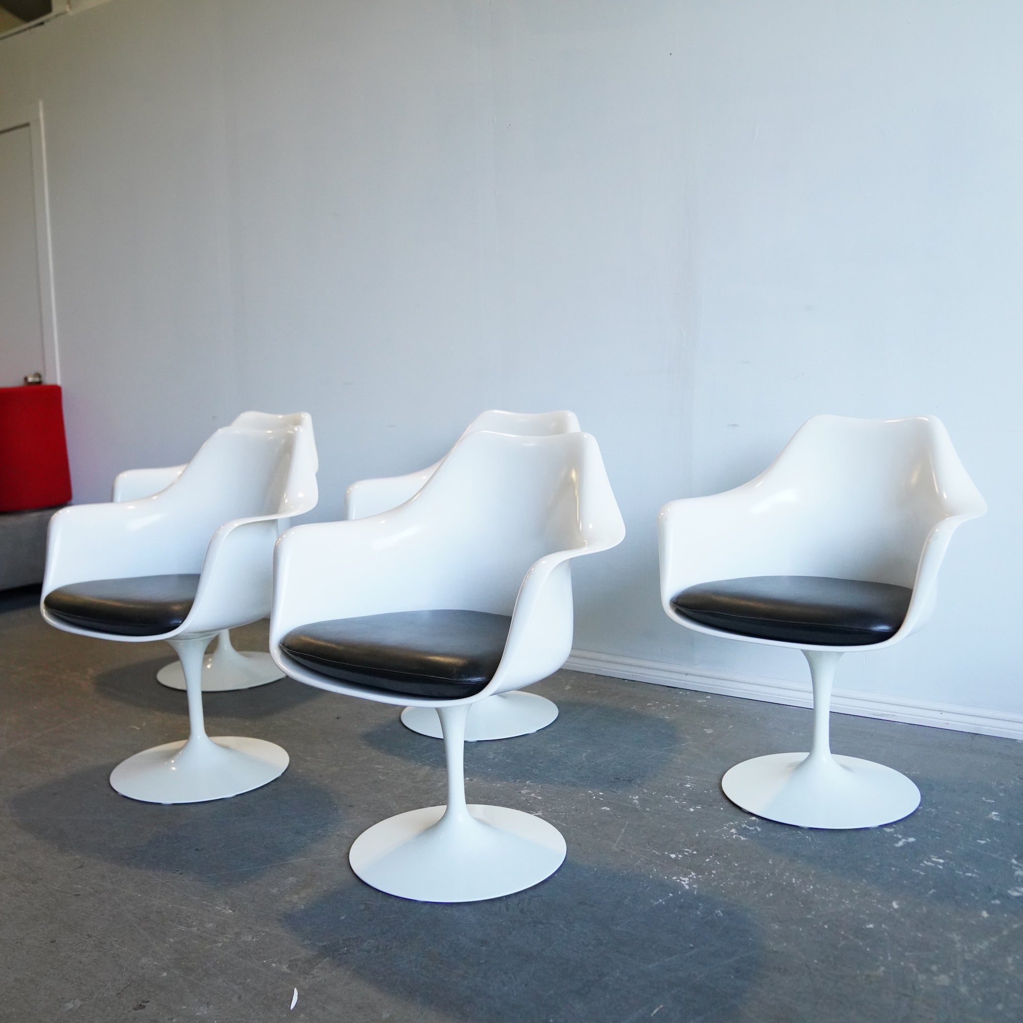 Authentic! Knoll iconic Saarinen set of 5 Tulip Armchairs