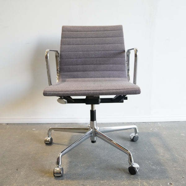 Authentic Eames Aluminum Group Management Chair by Vitra