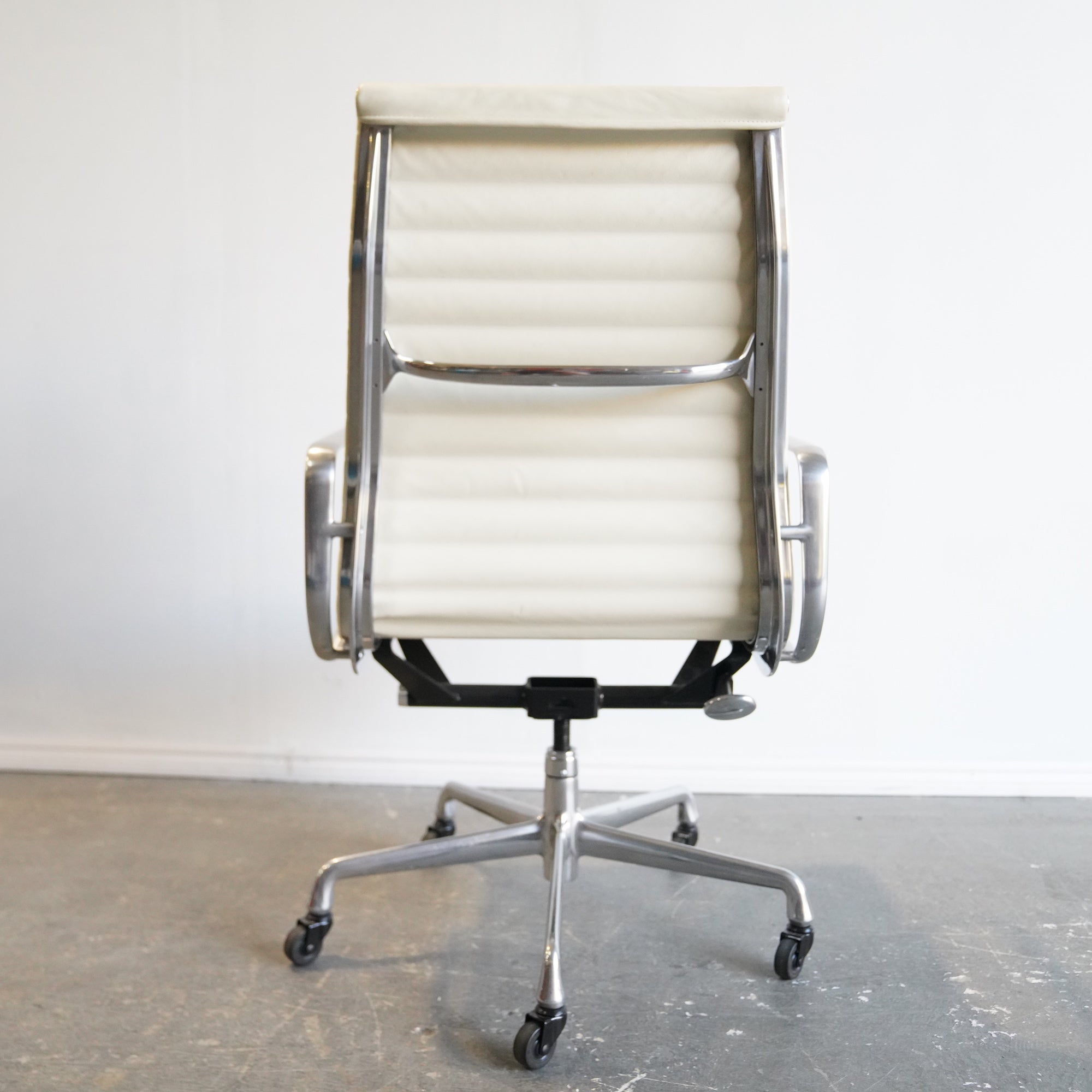 Authentic Herman Miller Eames Aluminum Executive Group Chair