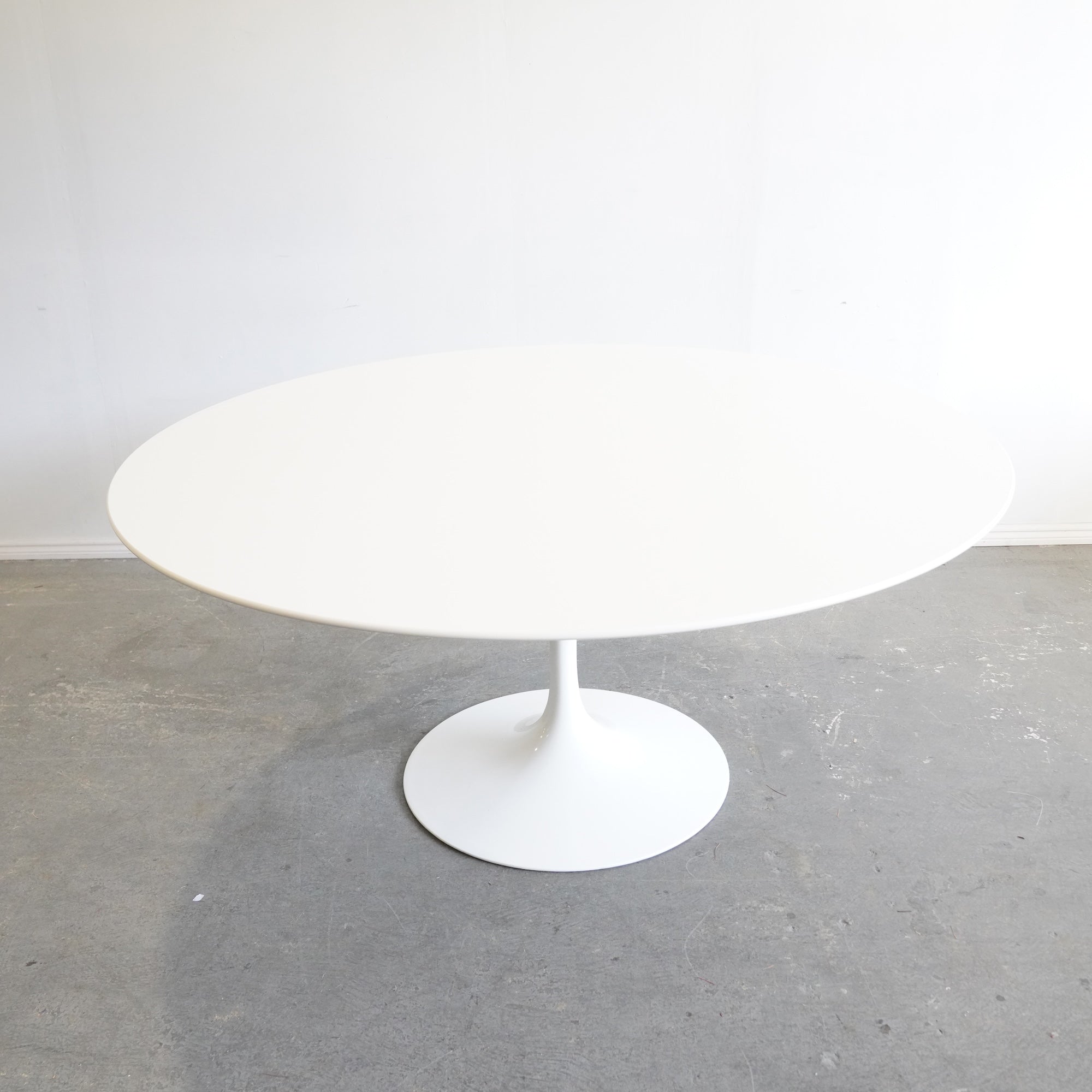 Authentic Knoll iconic Saarinen 60' Round Dining Table