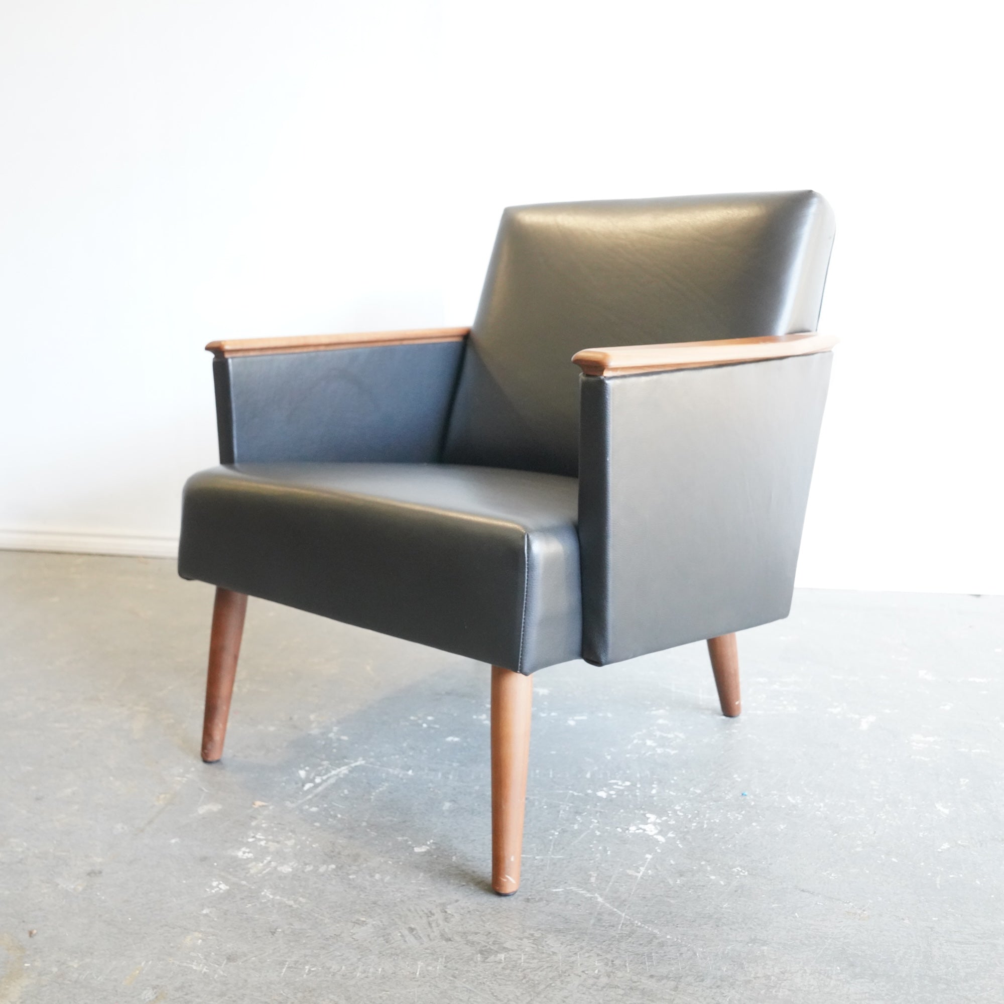 HD Buttercup Mid Century Modern Style Leather lounge chair