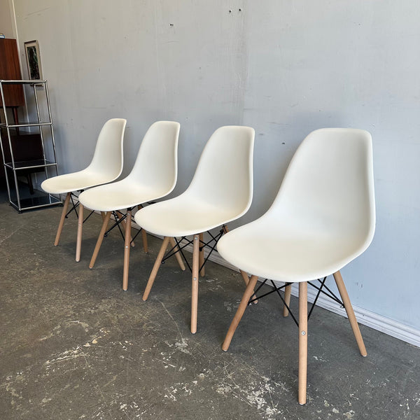 Authentic Herman Miller set of 4 Eames plastic molded chairs (White)