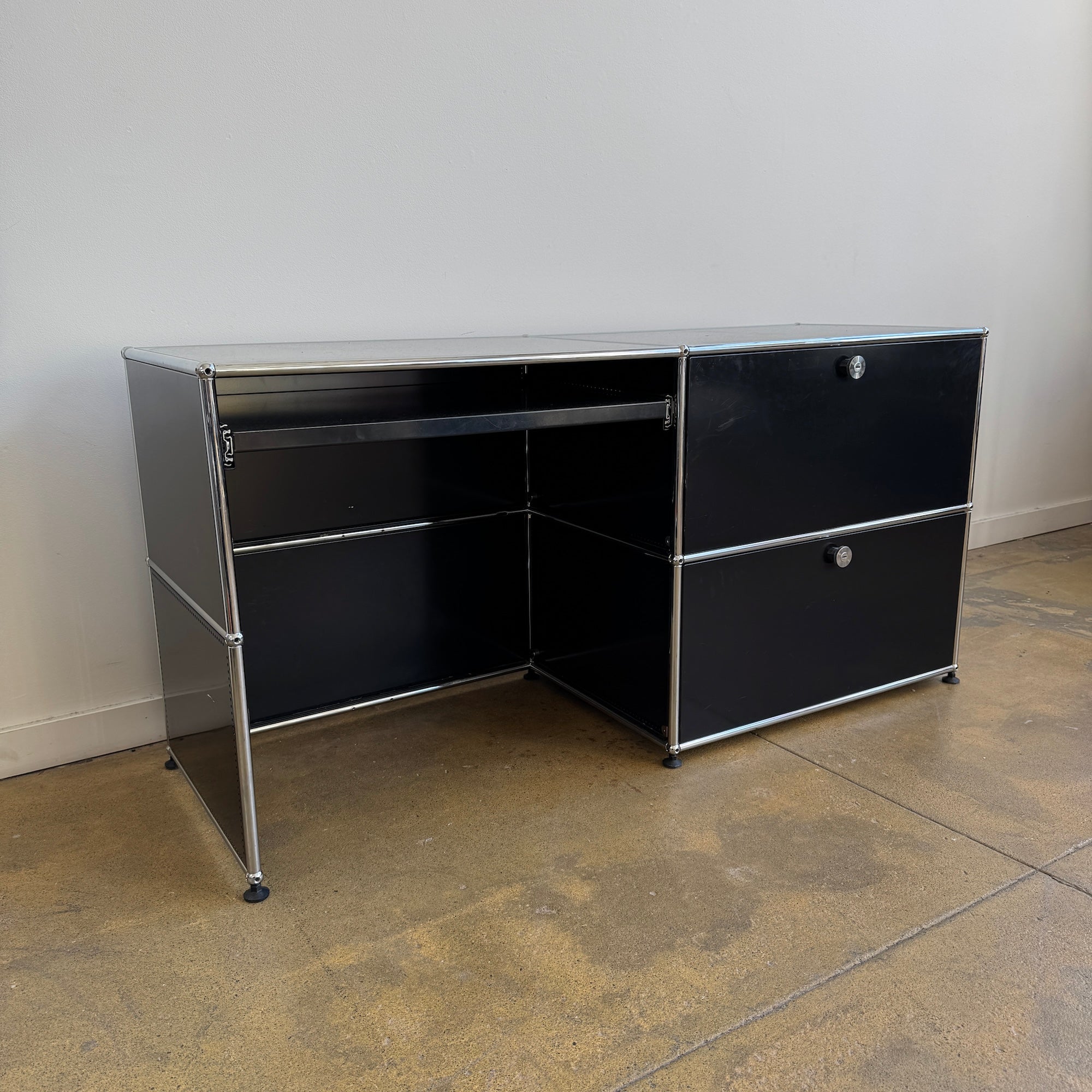 USM Haller 2X2 Desk (Graphite Black)