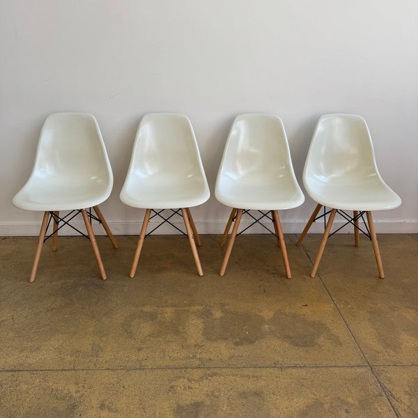 Authentic! Herman Miller Eames set of 4 Fiberglass dining chairs