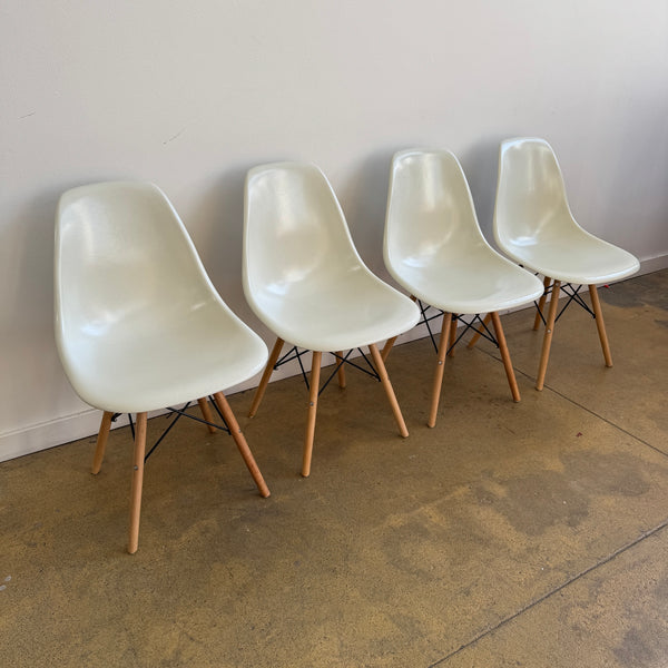 Authentic! Herman Miller Eames set of 4 Fiberglass dining chairs