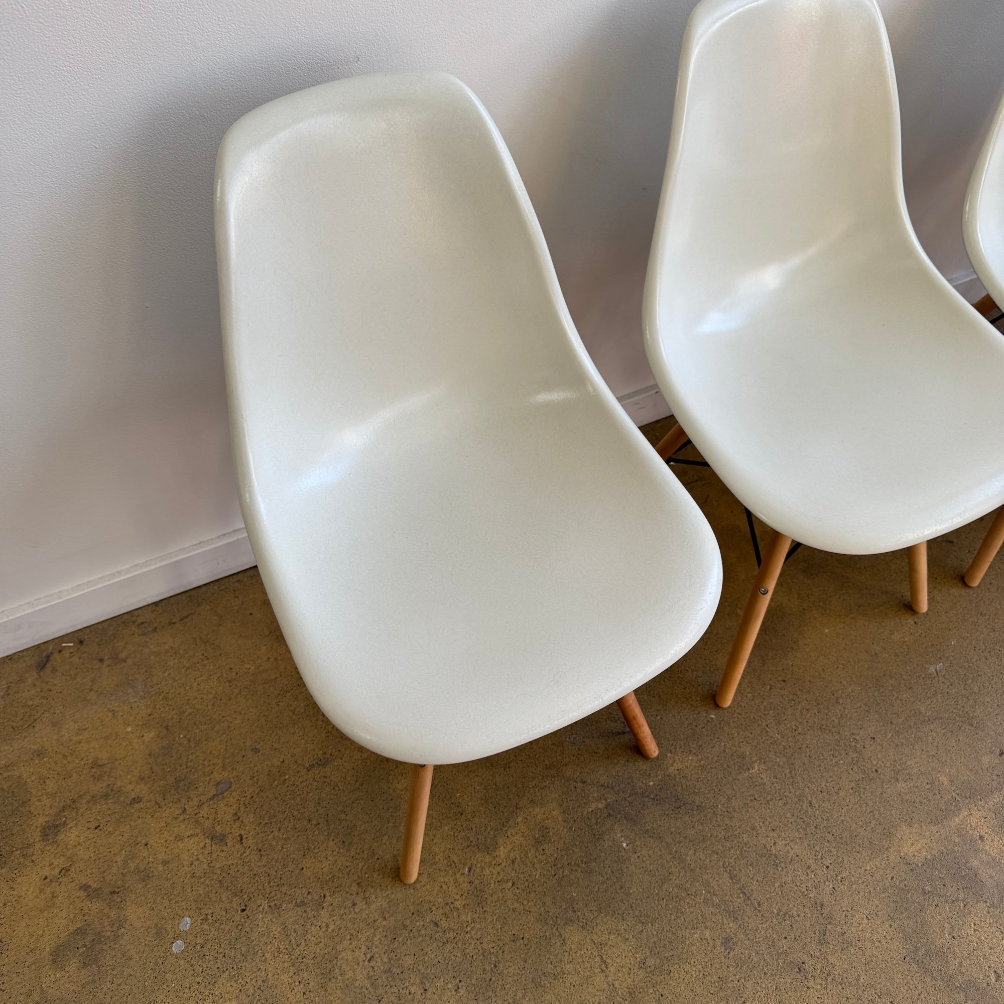 Authentic! Herman Miller Eames set of 4 Fiberglass dining chairs