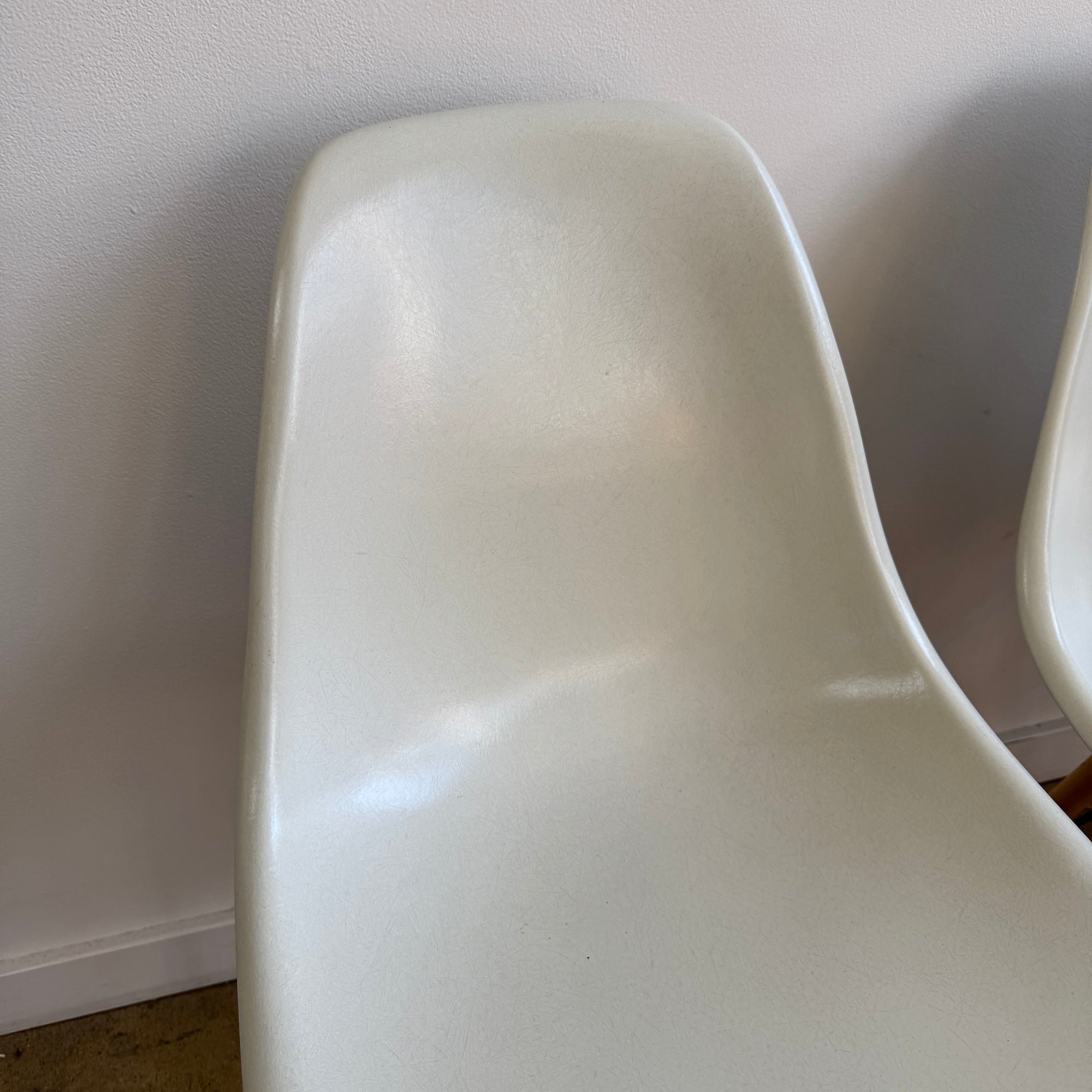 Authentic! Herman Miller Eames set of 4 Fiberglass dining chairs