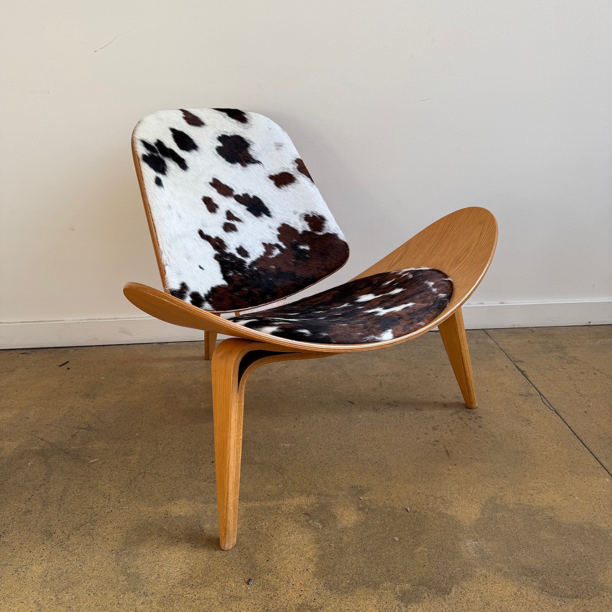 Authentic! Hans Wegner Shell chair by Carl Hansen & Søn (Spinnybeck Cowhide)