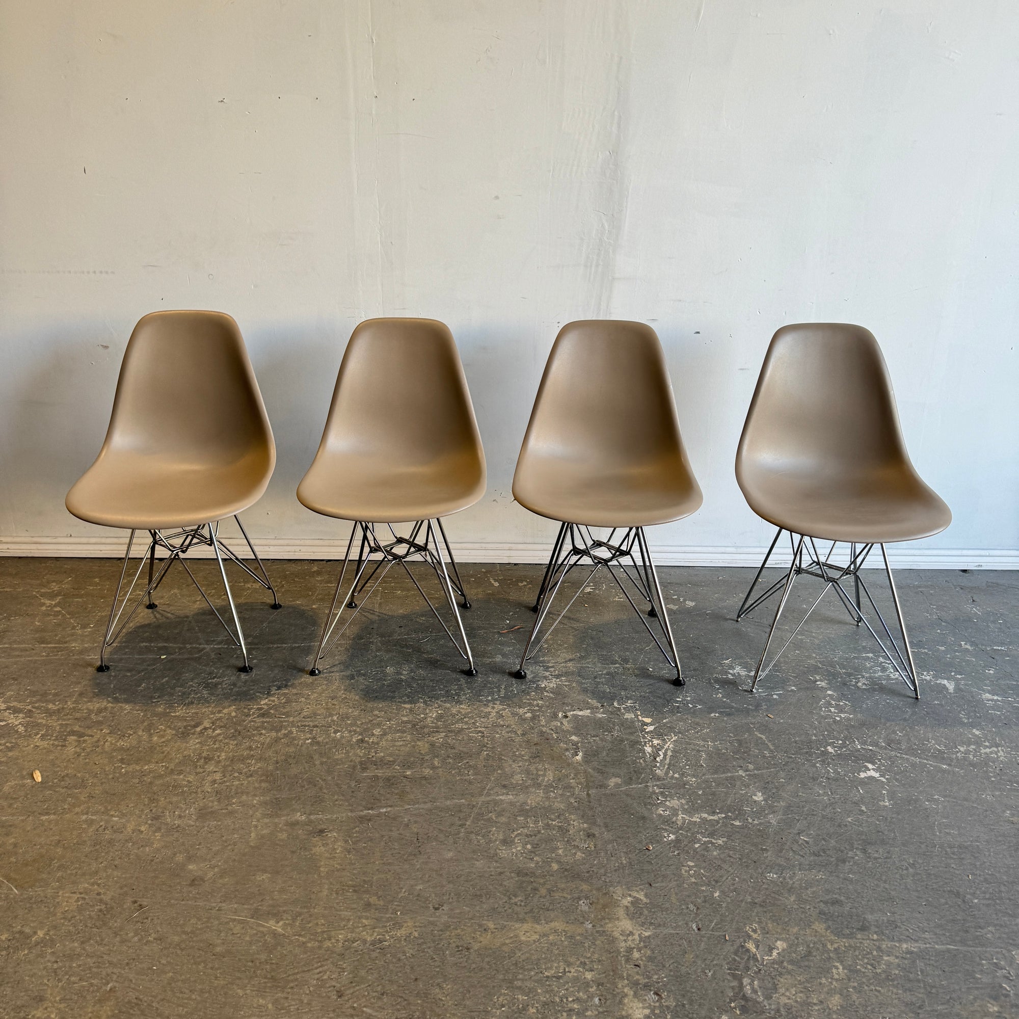 Authentic! Herman Miller Eames Set of 4 dining chairs (Cocoa Color)