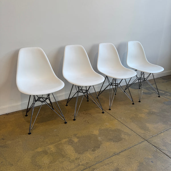 Herman Miller Eames Molded Plastic set of 4 Side Chairs