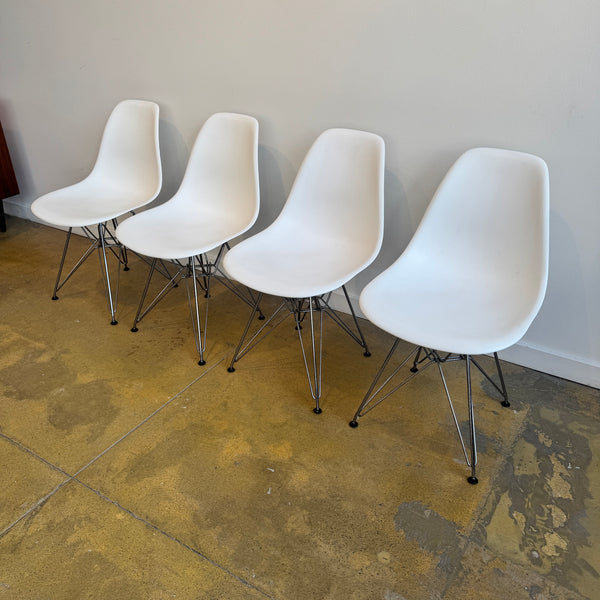 Herman Miller Eames Molded Plastic set of 4 Side Chairs