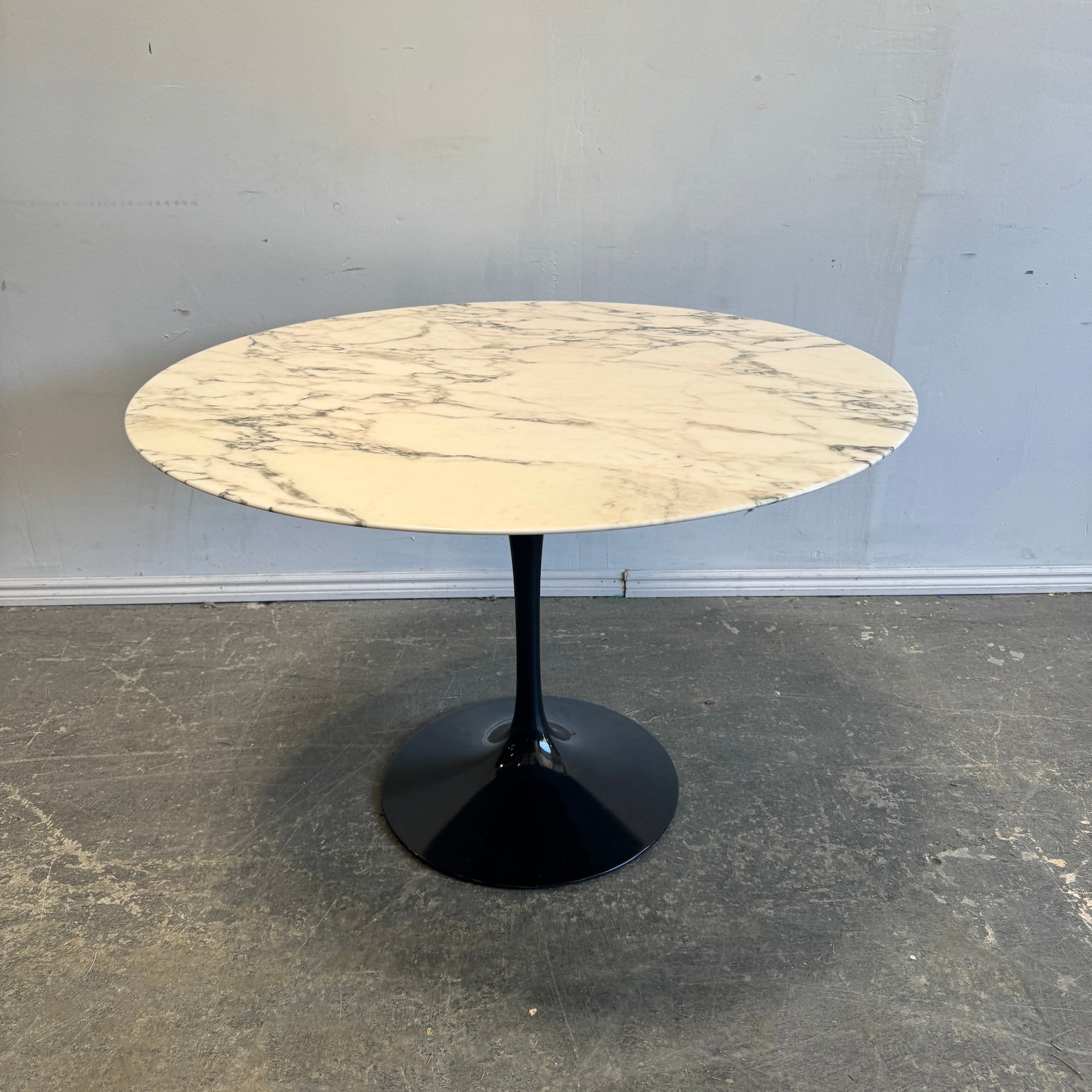 Authentic! Knoll Eero Saarinen Tulip 42" Dining Table