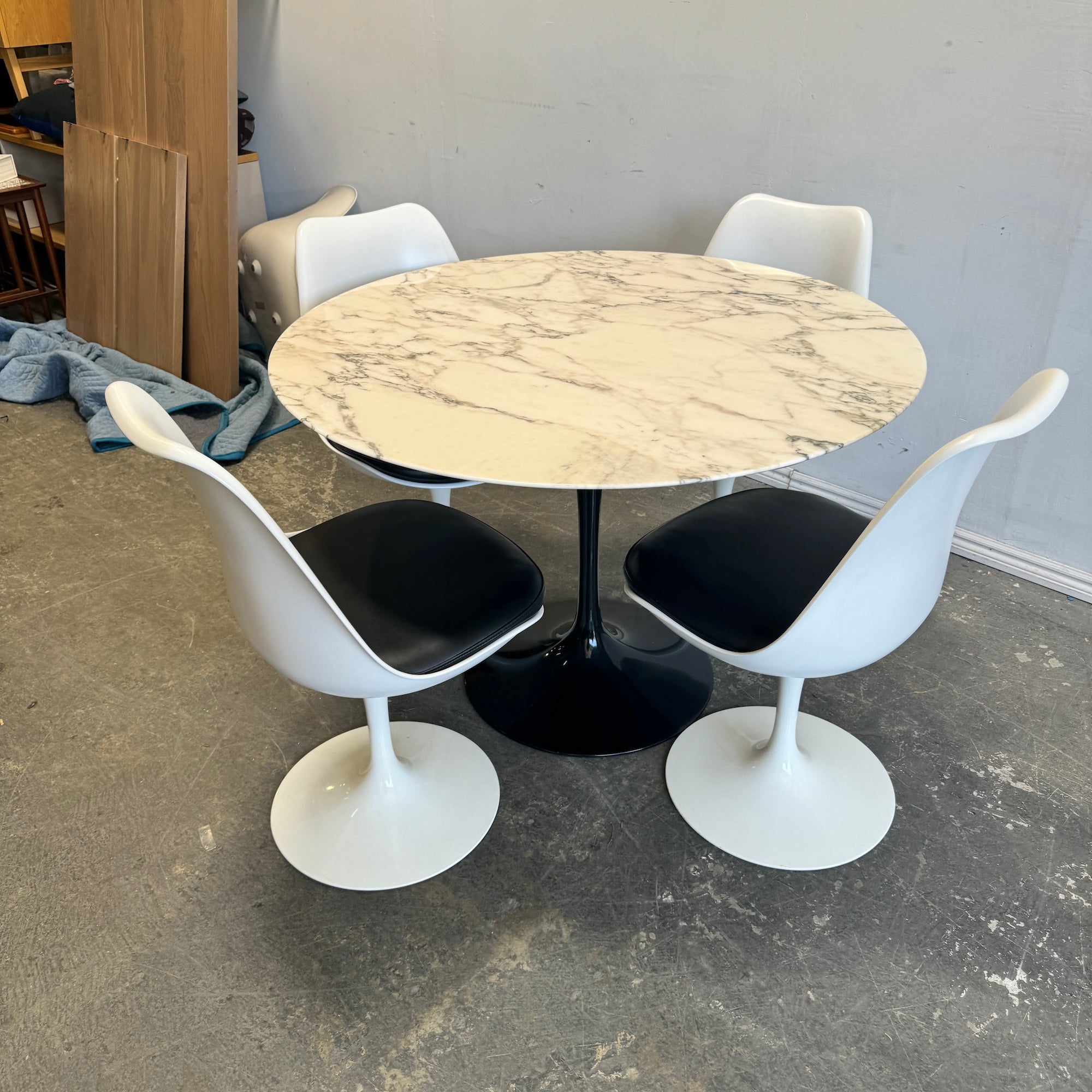 Authentic! Knoll Eero Saarinen Tulip table + 4 chairs Set.