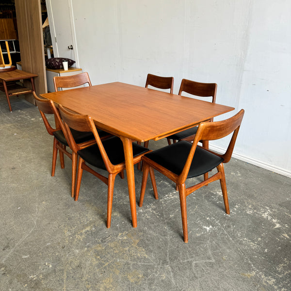 Danish Modern set of 6 "Boomerang" chairs & Expandable Dining table by Alfred Christensen for Slagelse