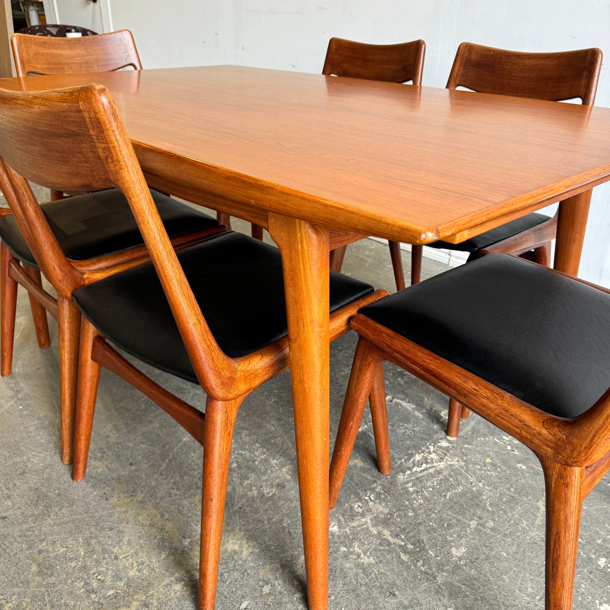 Danish Modern set of 6 "Boomerang" chairs & Expandable Dining table by Alfred Christensen for Slagelse