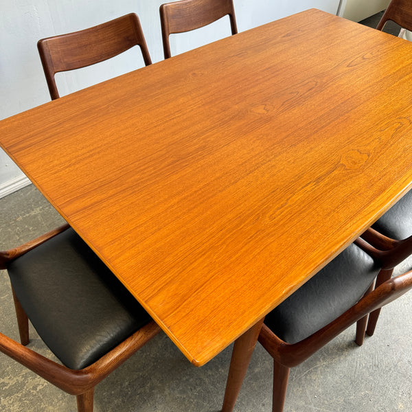 Danish Modern set of 6 "Boomerang" chairs & Expandable Dining table by Alfred Christensen for Slagelse