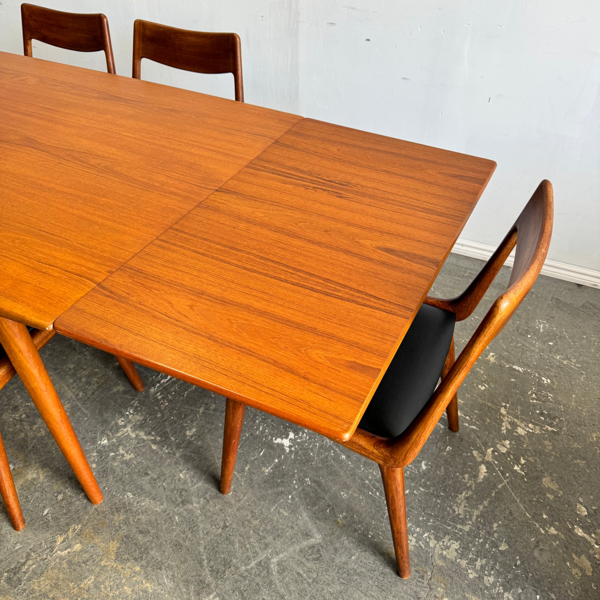 Danish Modern set of 6 "Boomerang" chairs & Expandable Dining table by Alfred Christensen for Slagelse