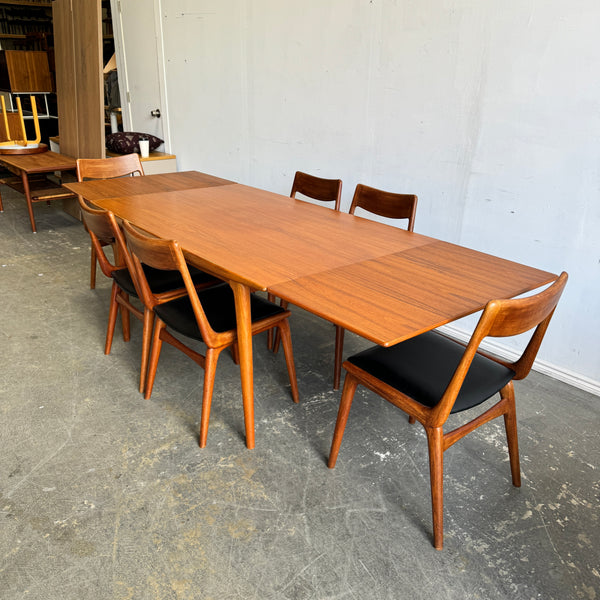 Danish Modern set of 6 "Boomerang" chairs & Expandable Dining table by Alfred Christensen for Slagelse