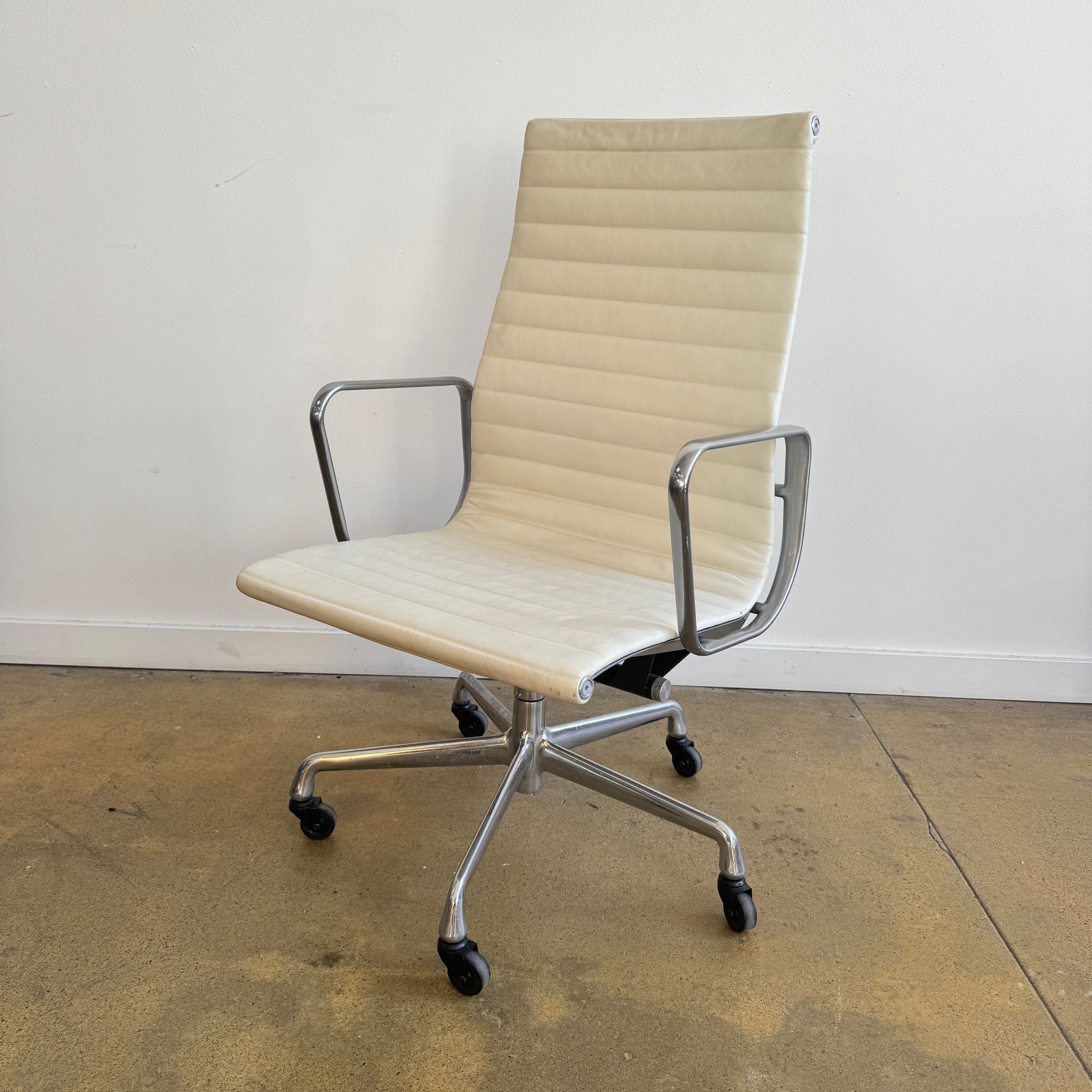 Authentic! Herman Miller Eames Aluminum Executive Group Chair