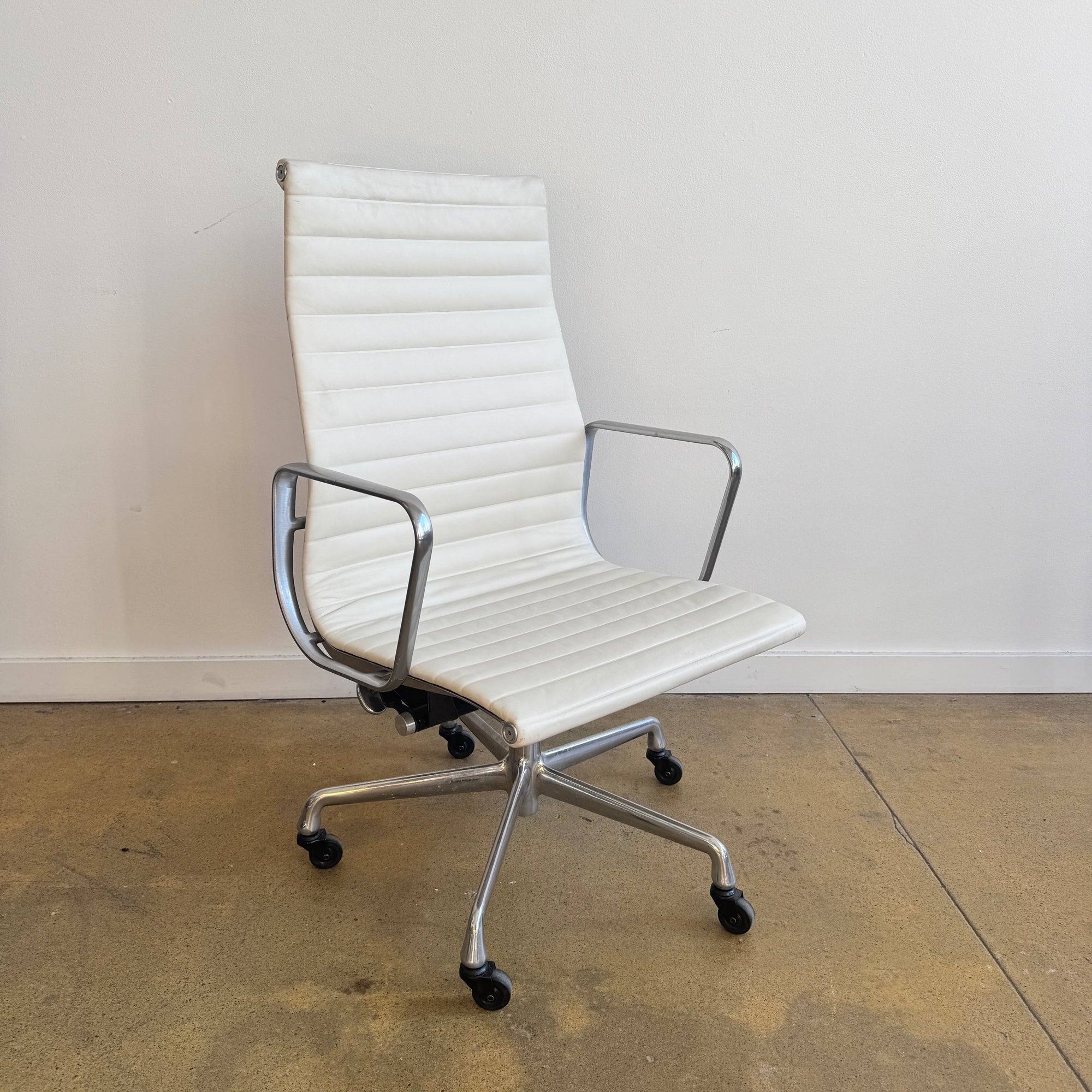 Authentic! Herman Miller Eames Aluminum Executive Group Chair