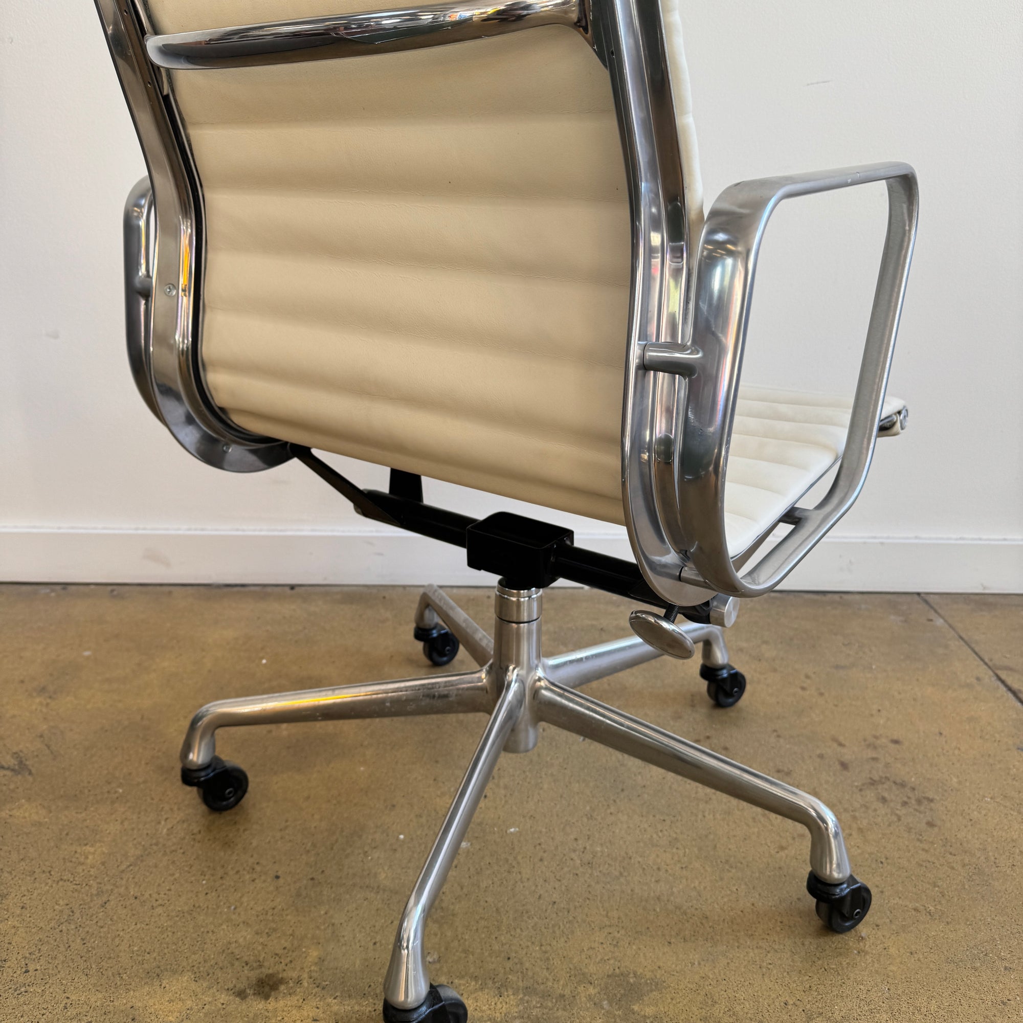 Authentic! Herman Miller Eames Aluminum Executive Group Chair