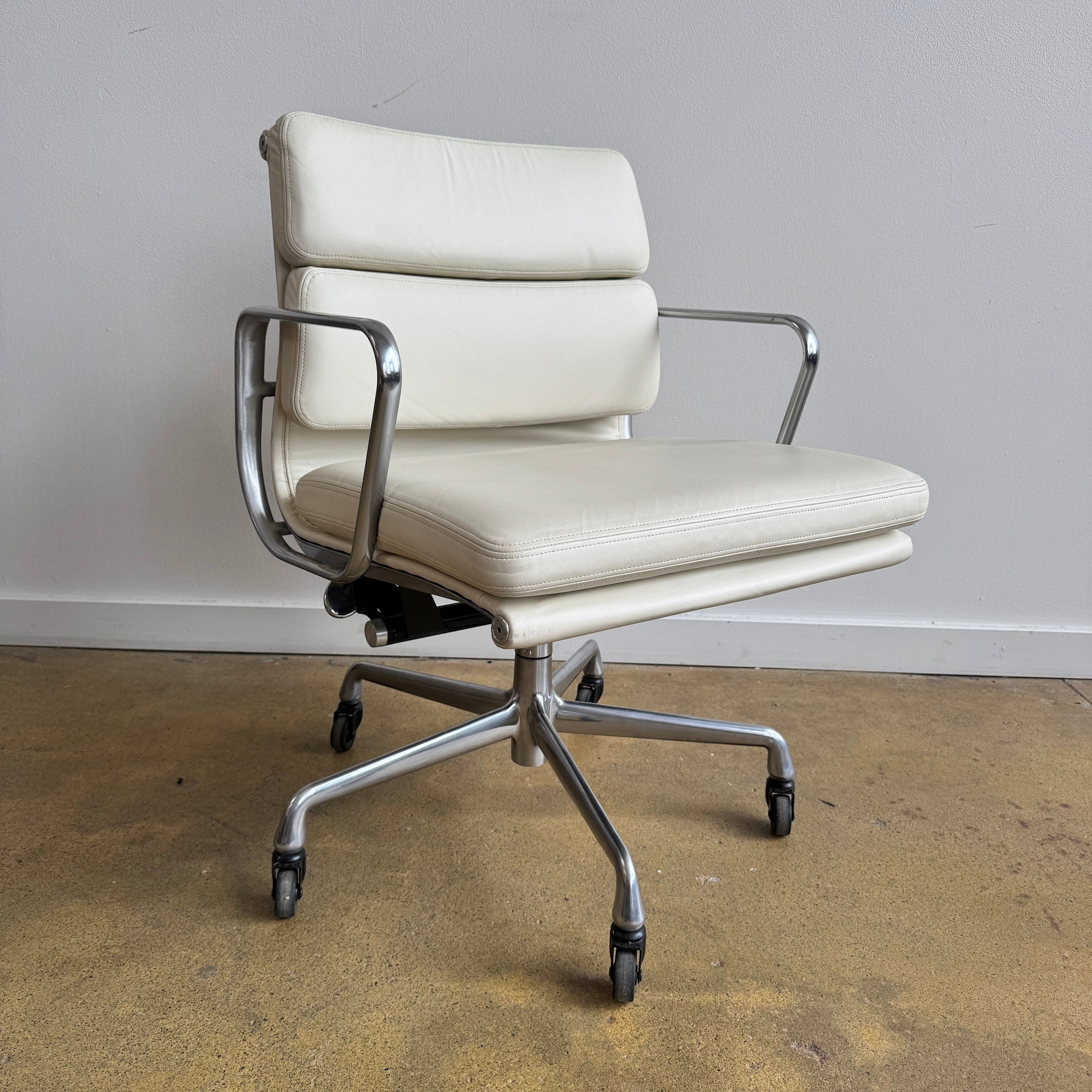 Herman Miller Eames Soft pad management chair