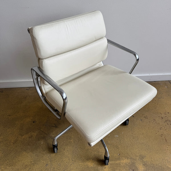 Herman Miller Eames Soft pad management chair