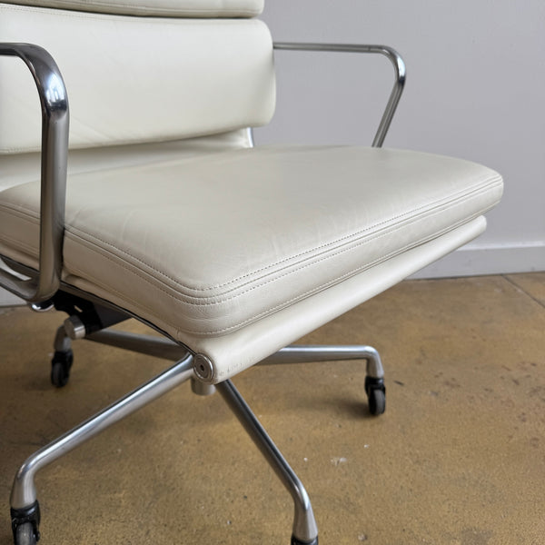 Herman Miller Eames Soft pad management chair