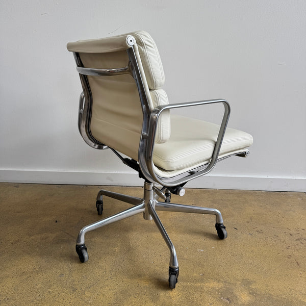 Herman Miller Eames Soft pad management chair