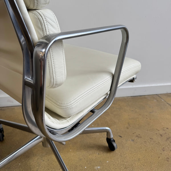 Herman Miller Eames Soft pad management chair