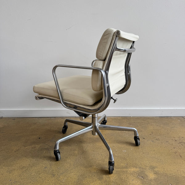 Herman Miller Eames Soft pad management chair