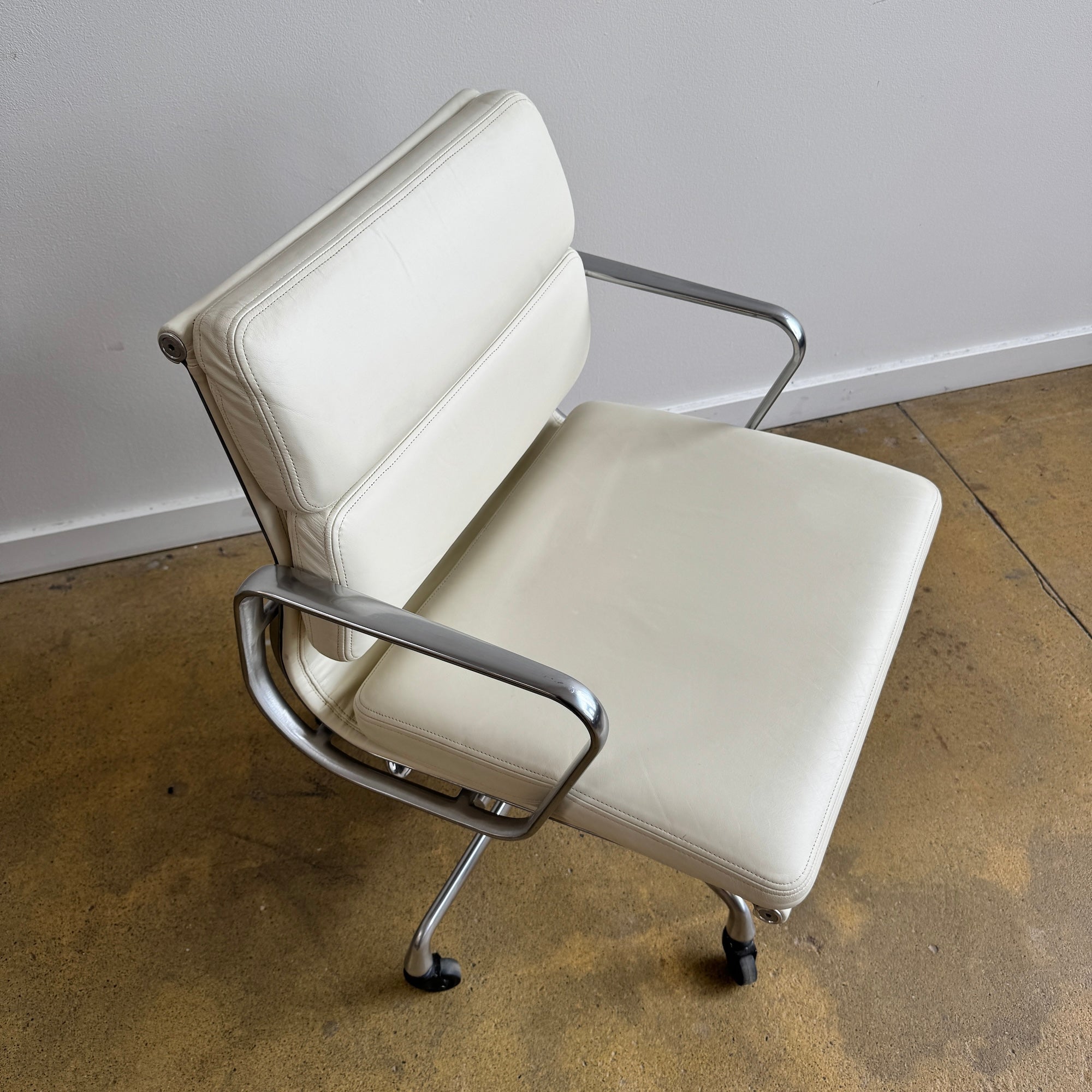 Herman Miller Eames Soft pad management chair