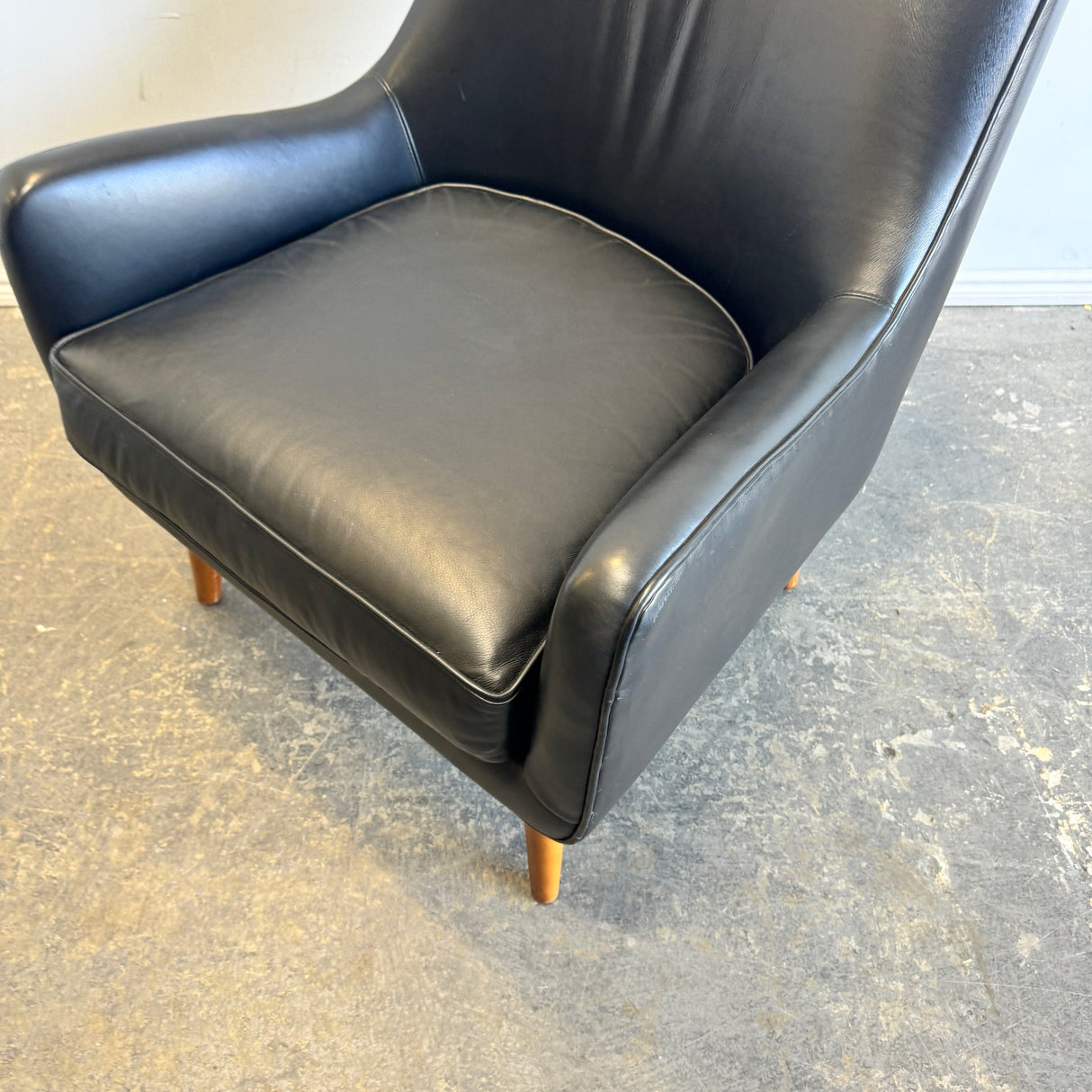 Room and Board Quinn Leather Lounge chair