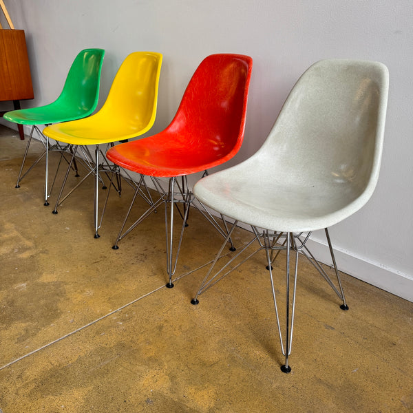 Herman Miller Eames Fiberglass set of 4 Dining Chairs