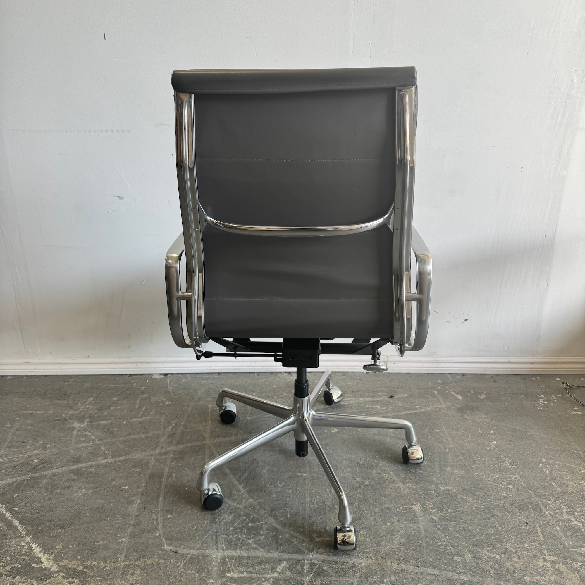 Authentic! Herman Miller Eames® Soft Pad Executive Chair