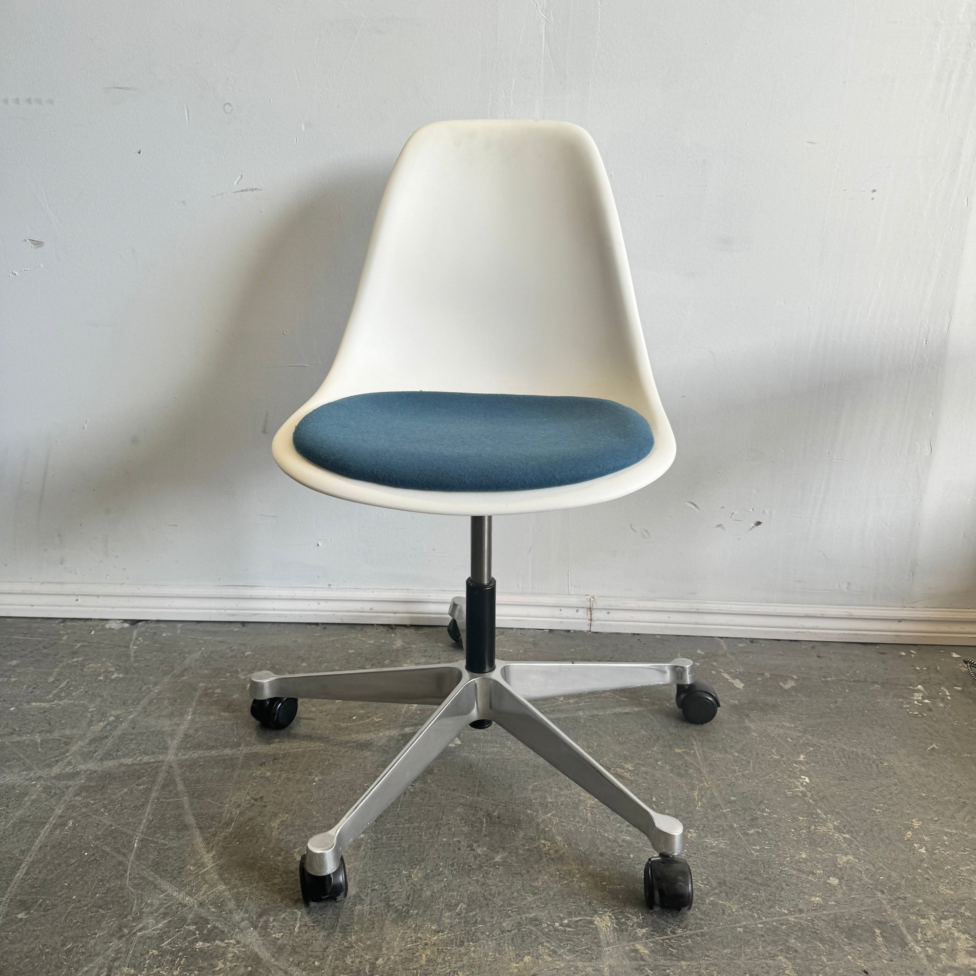 Molded plastic office online chair