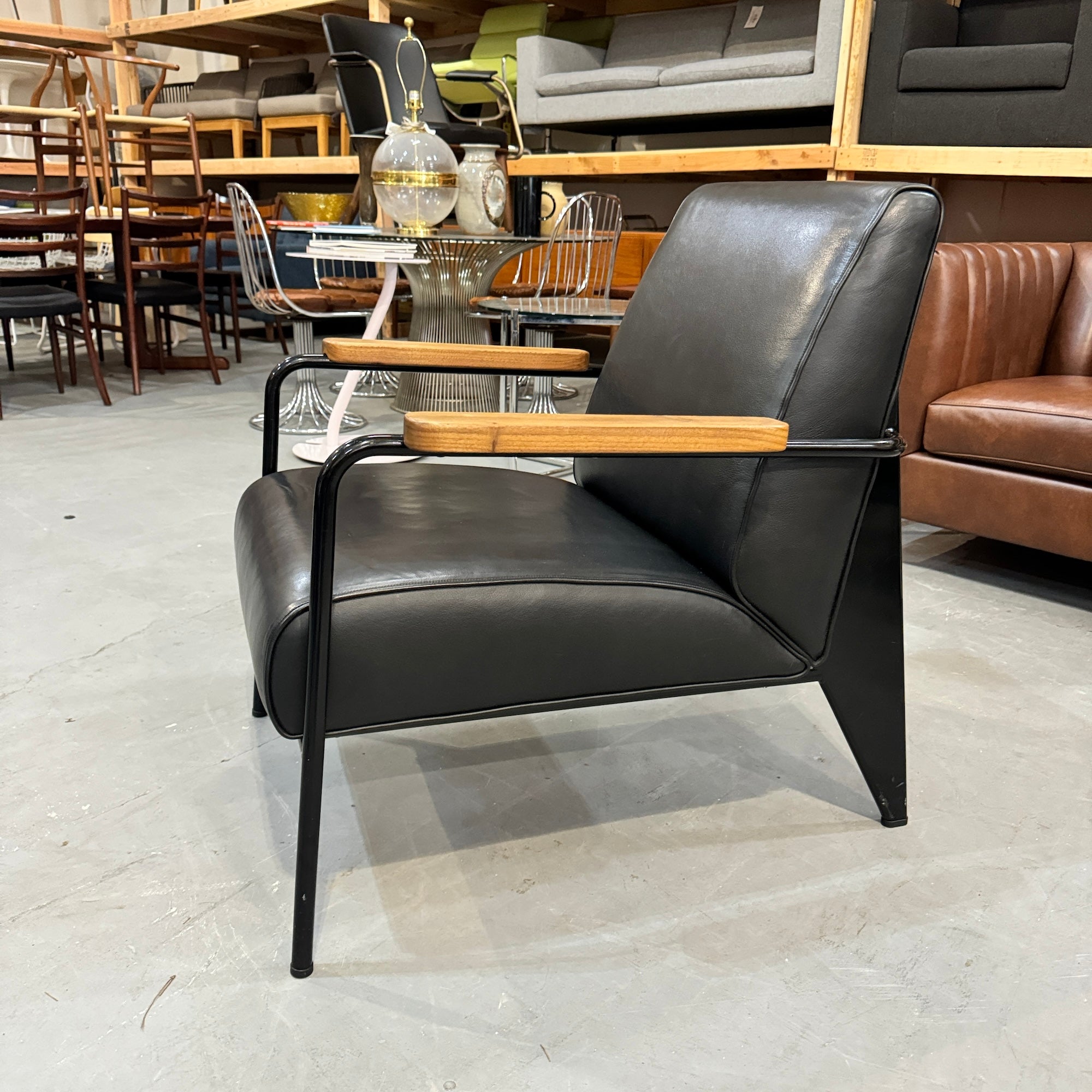 Authentic! Vitra iconic Prouvé Premium leather lounge chair