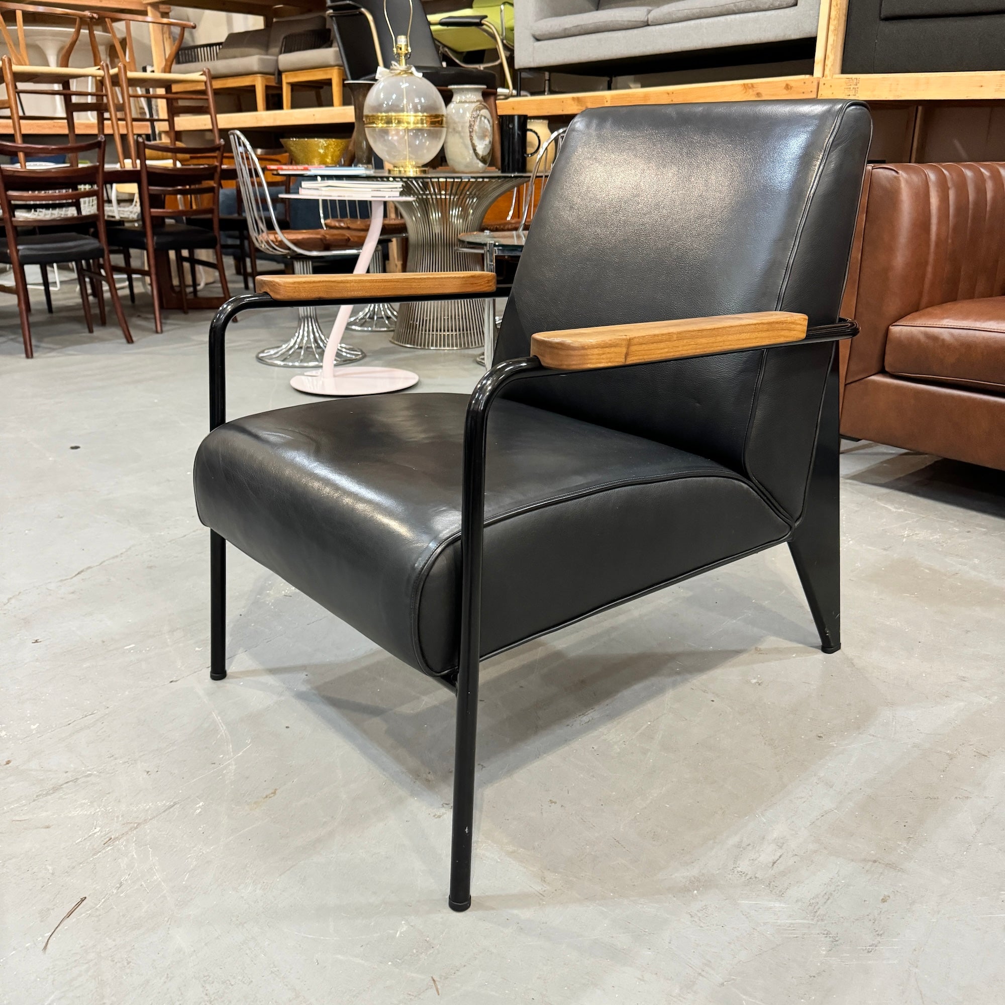 Authentic! Vitra iconic Prouvé Premium leather lounge chair