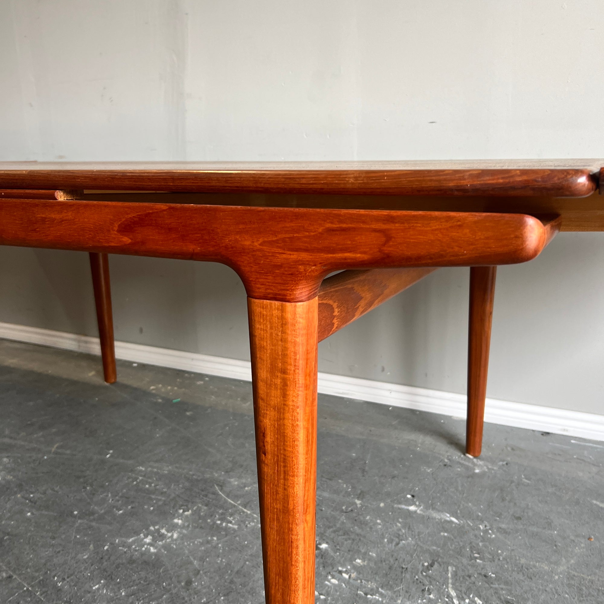 MCM Danish Teak expandable Dining Table and six chairs by Johannes Andersen, 1960s