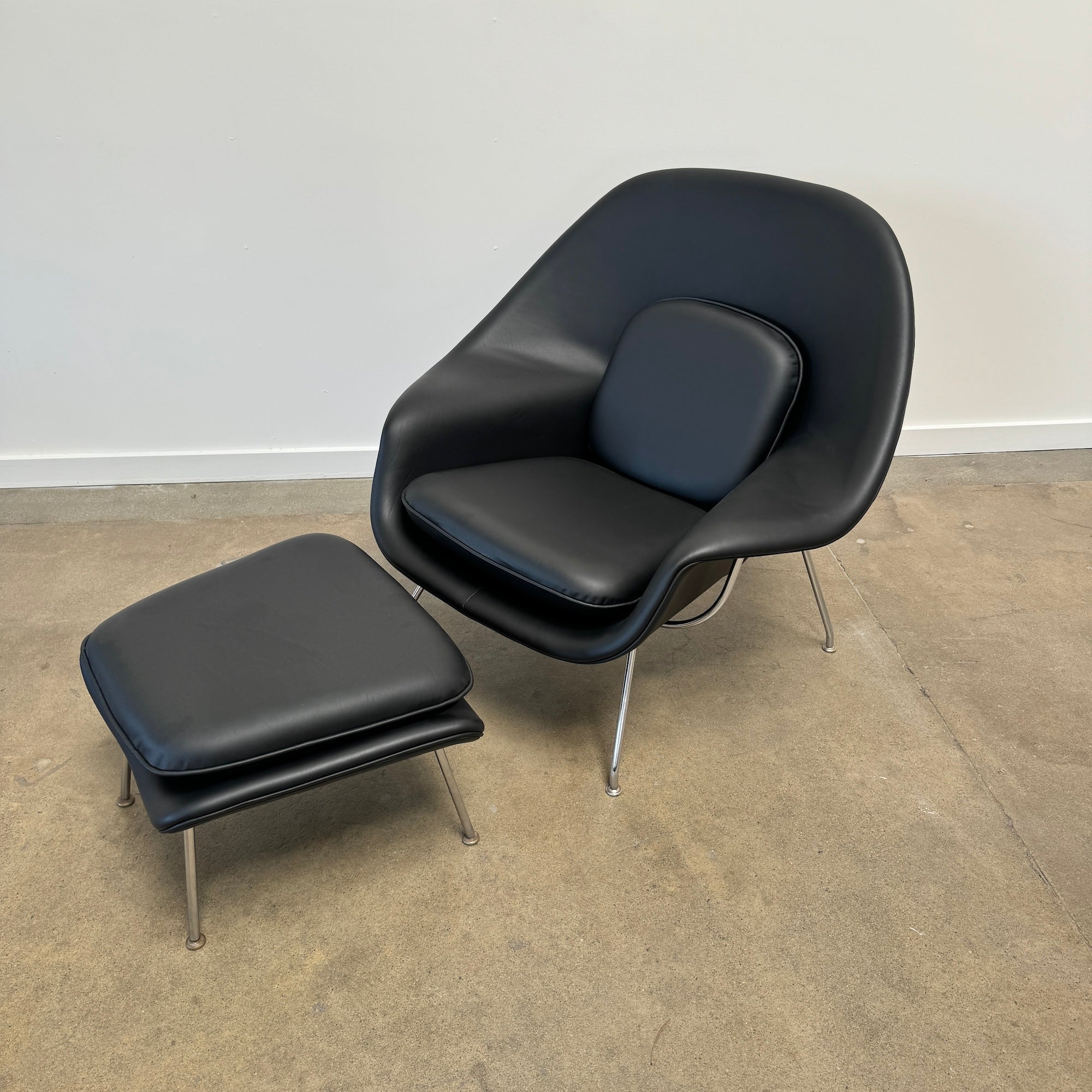 Authentic! Knoll Eero Saarinen Womb chair and ottoman in Leather