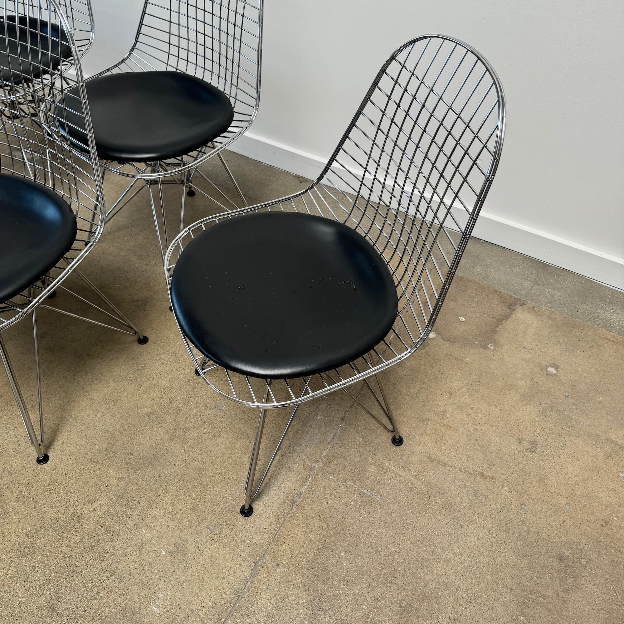 Authentic! Herman Miller Eames set of 6 Wire Dining Chairs