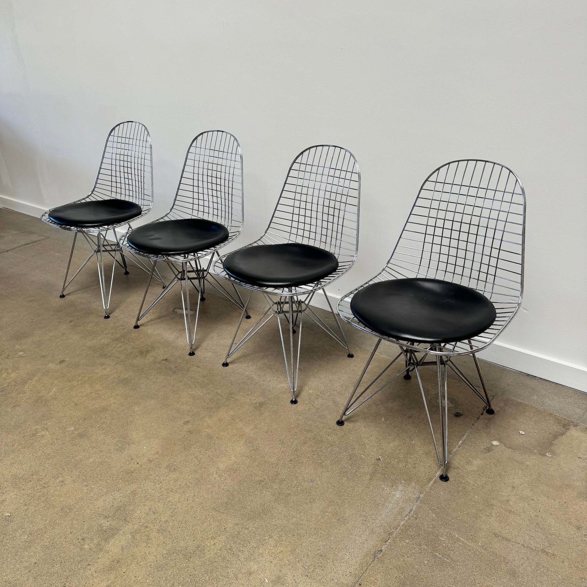 Authentic! Herman Miller Eames set of 4 Wire Dining Chairs