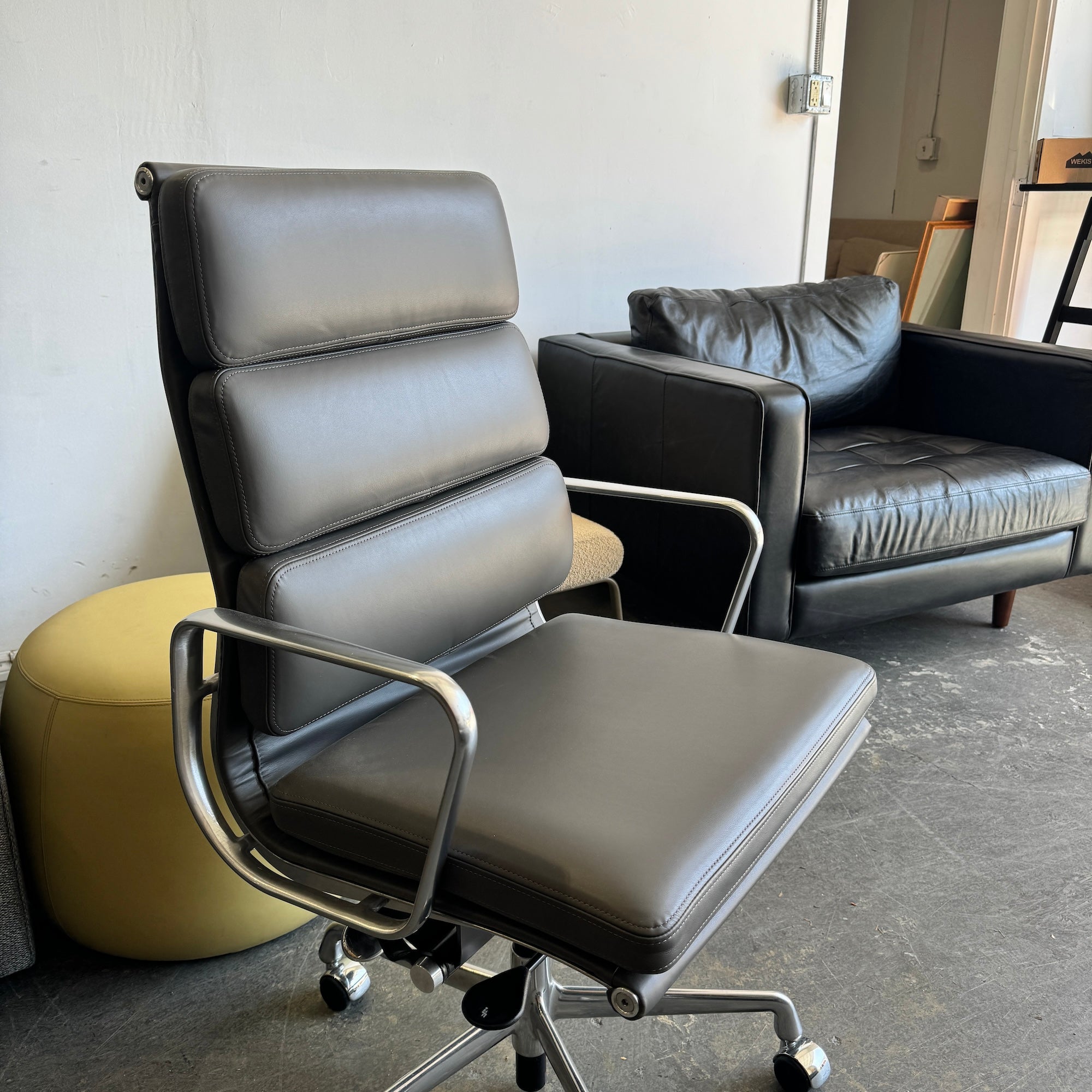 Authentic! Herman Miller Eames® Soft Pad Executive Chair