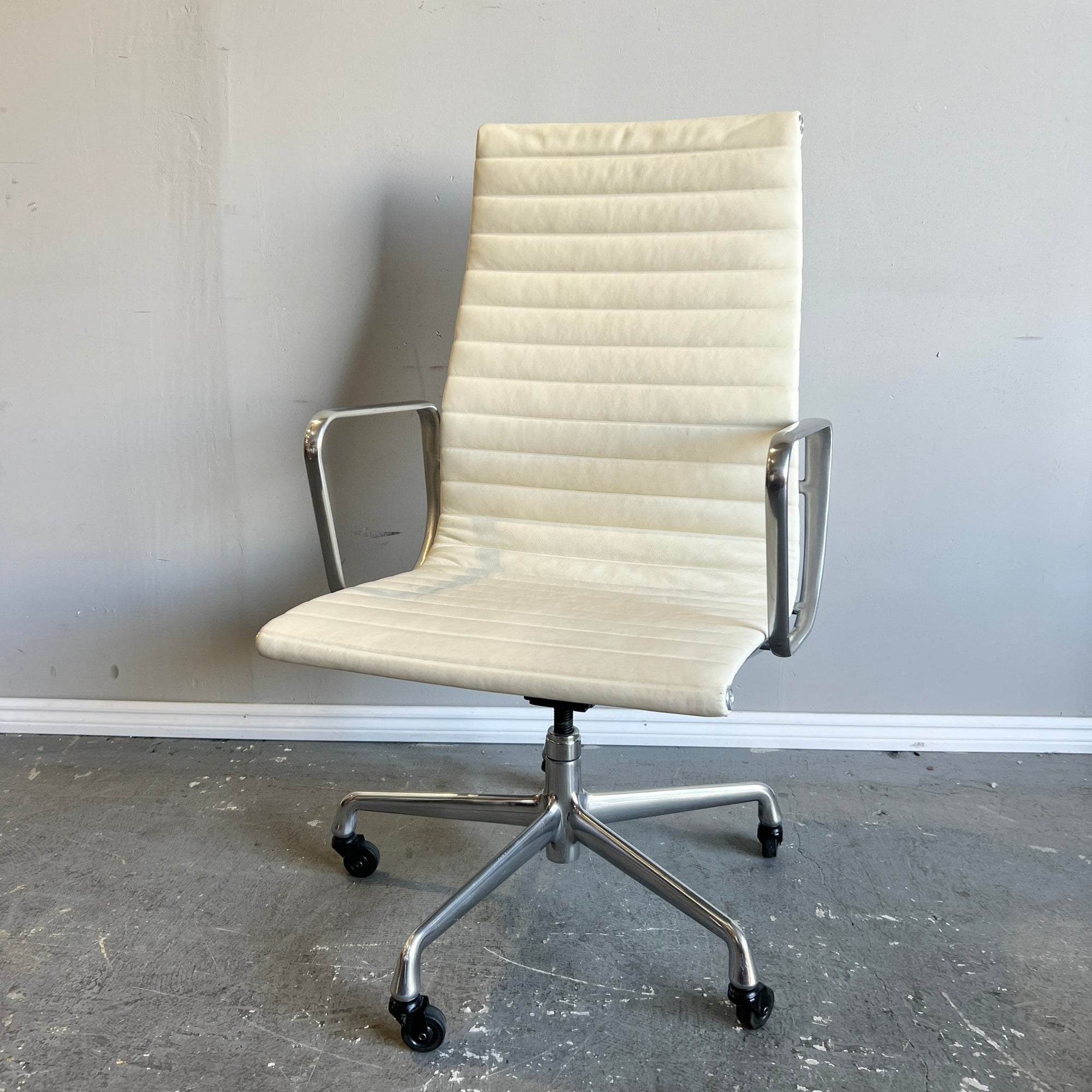 Herman Miller Eames Aluminum Executive Group Chair - enliven mart