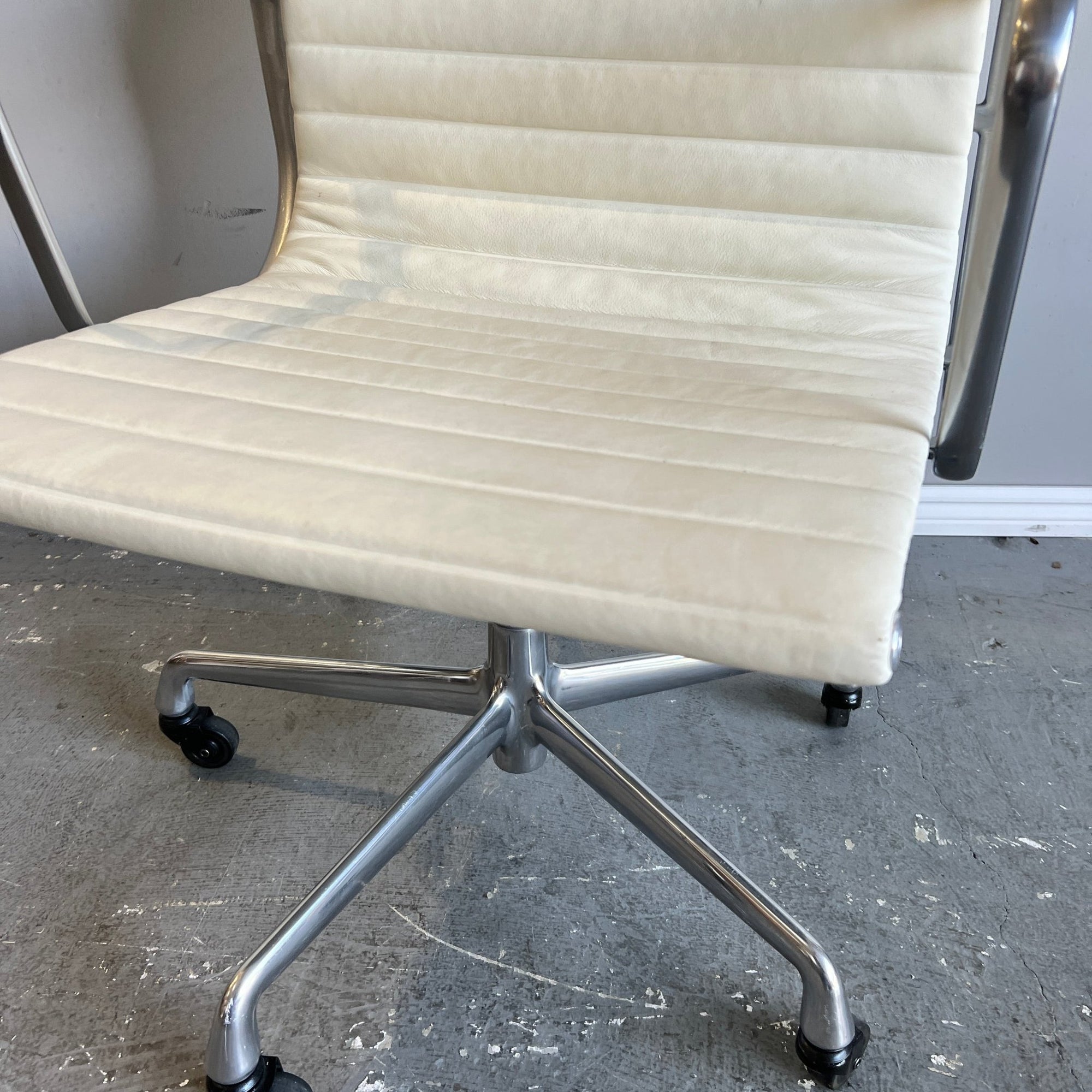 Herman Miller Eames Aluminum Executive Group Chair - enliven mart