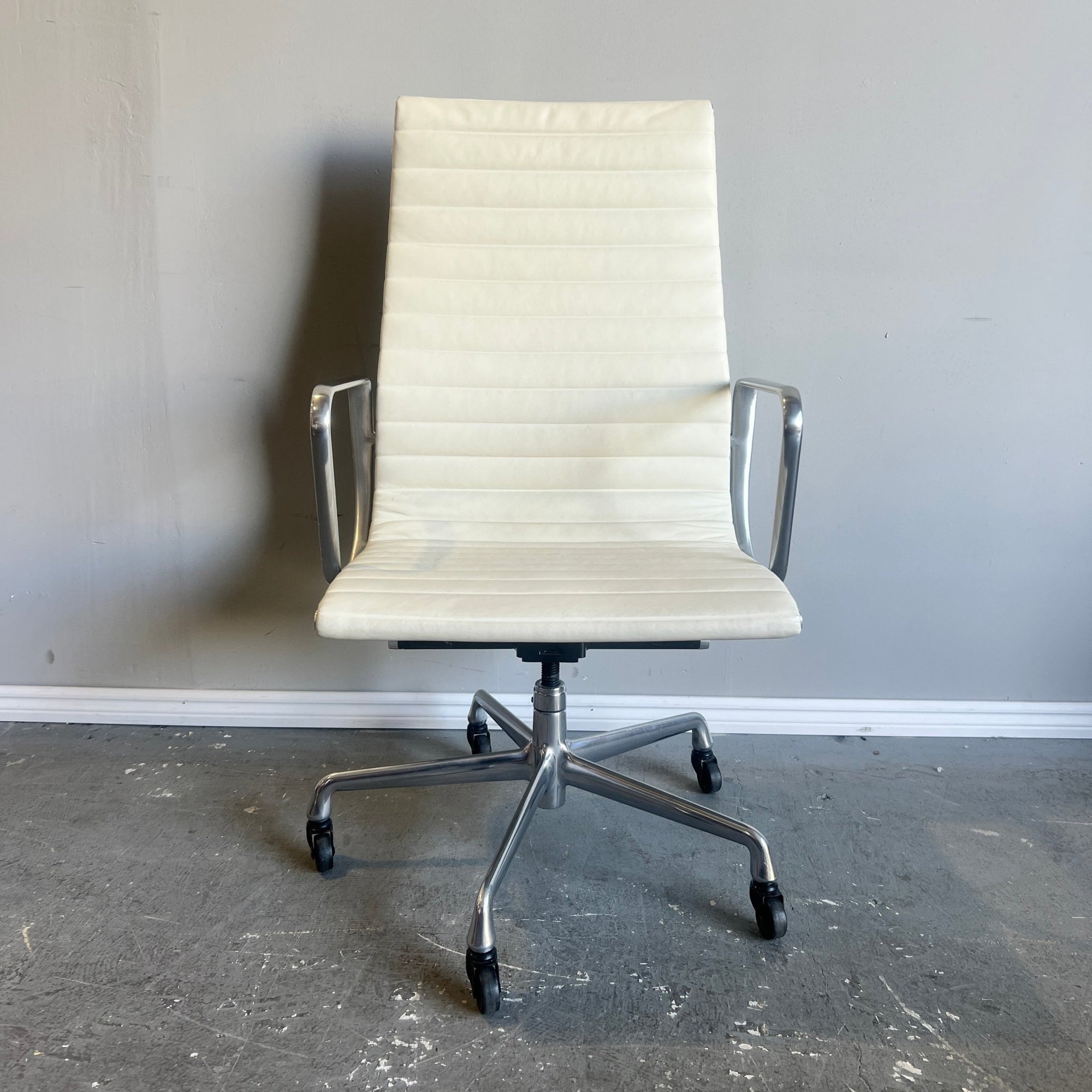 Herman Miller Eames Aluminum Executive Group Chair - enliven mart