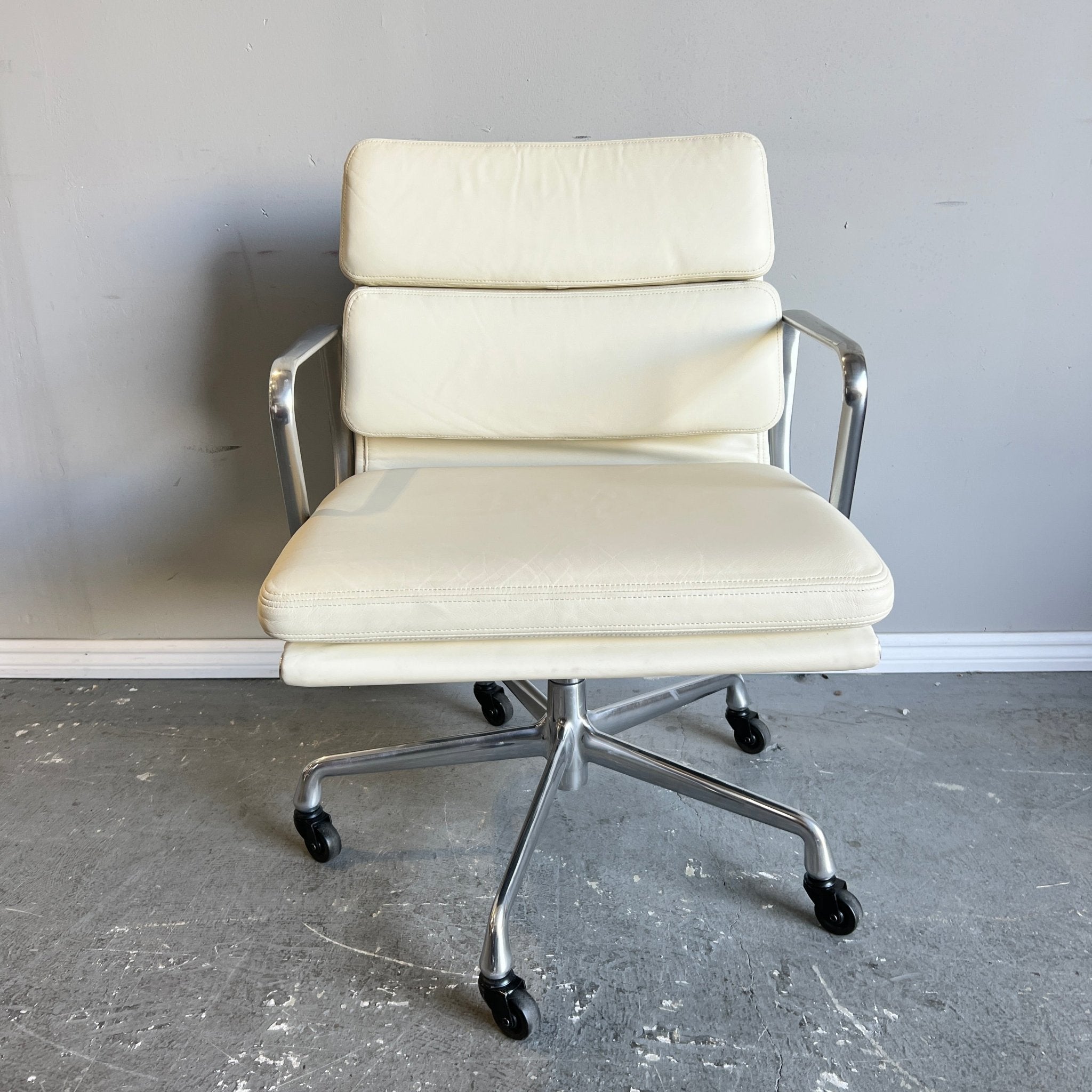 Herman Miller Eames Soft pad management chair