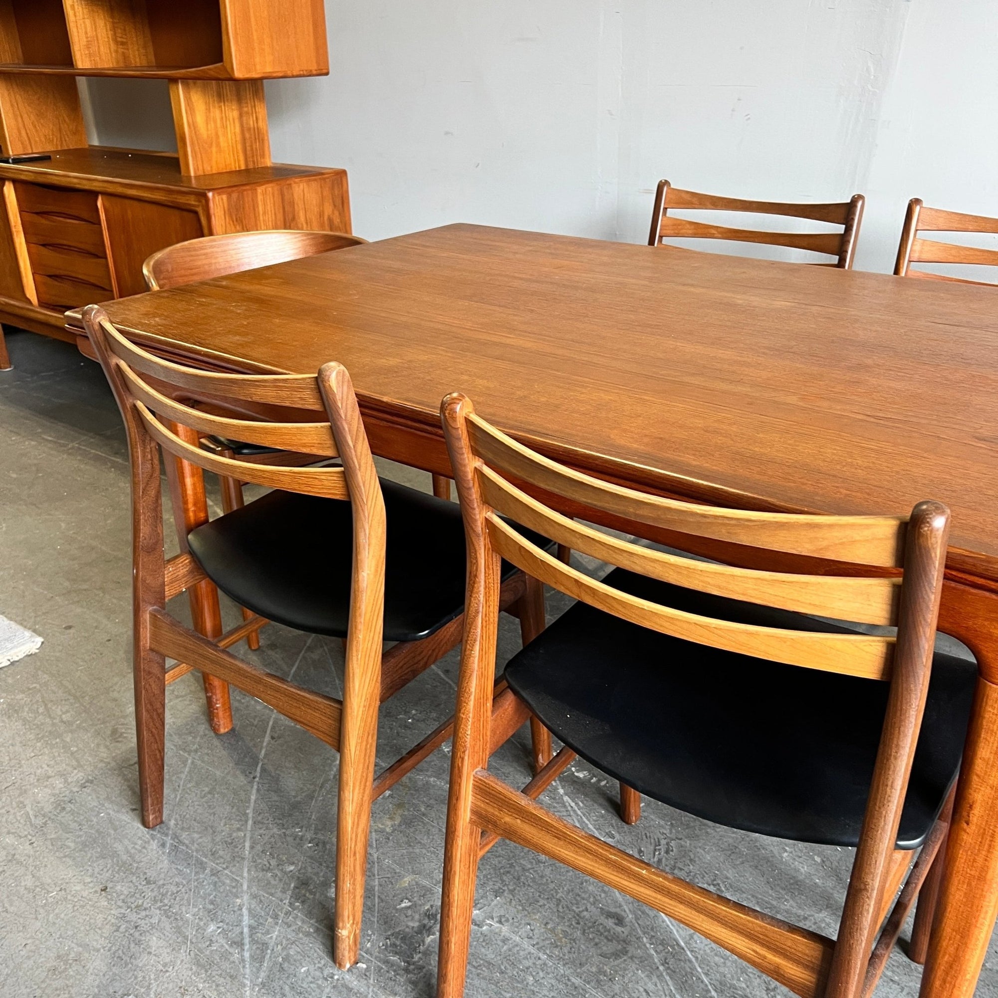 MCM Danish Teak expandable Dining Table and six chairs by Johannes Andersen, 1960s - enliven mart